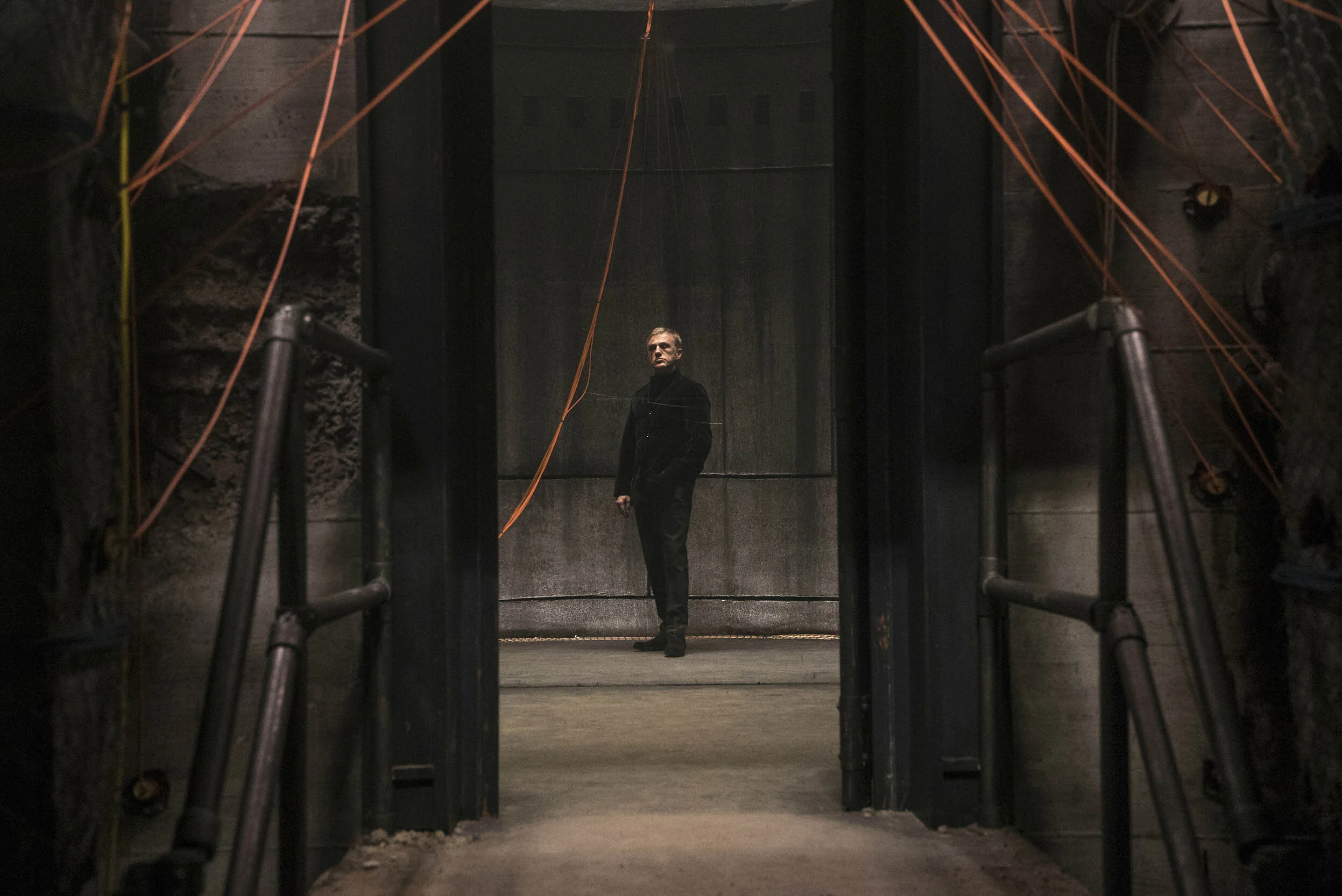 christoph-waltz-bloefeldt-007-killer-james-bond-sam-mendes-director-jonathan-olley-unit-film-movie-still-photography.jpg