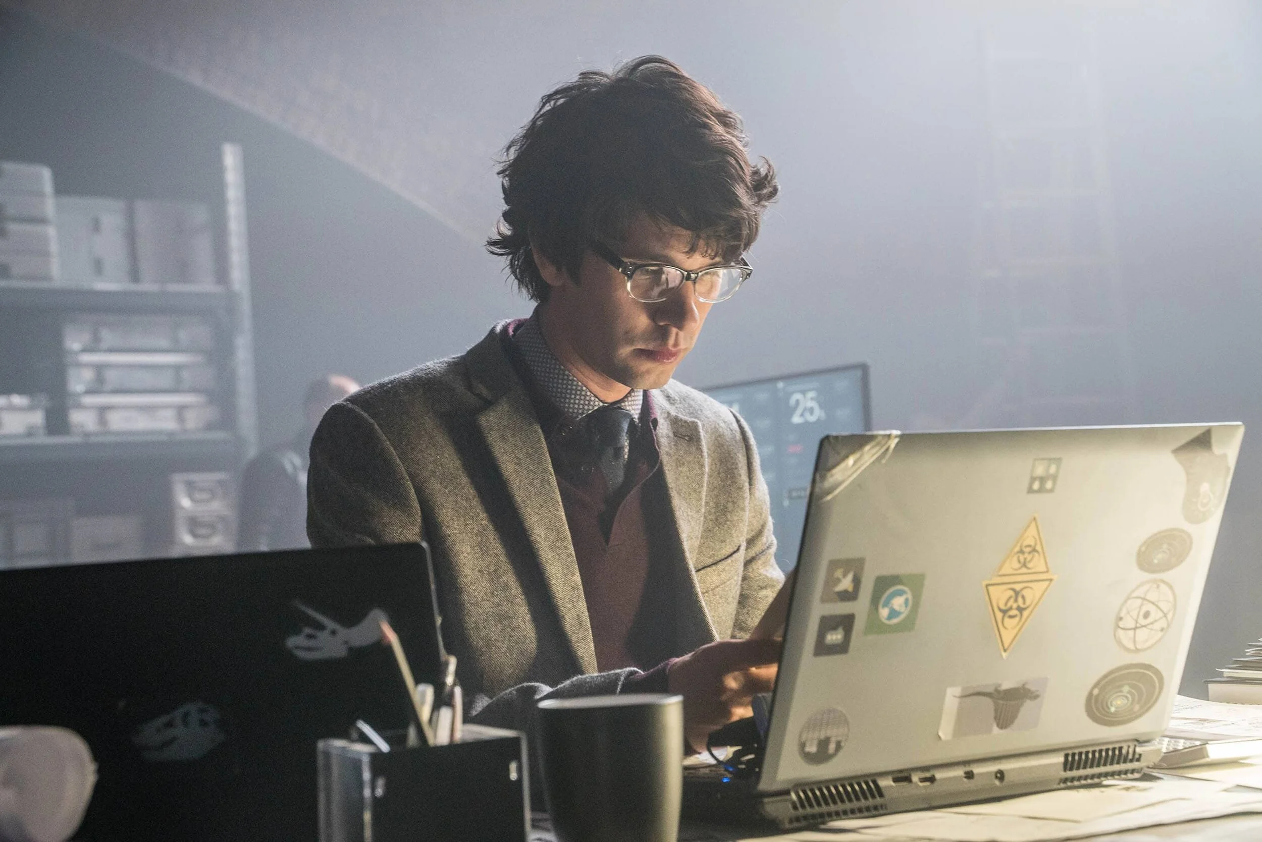 Ben-wishaw-q-spectre-james-bond-british-actor-jonathan-olley-unit-film-photography-sam-mendes-director-laptop.jpg