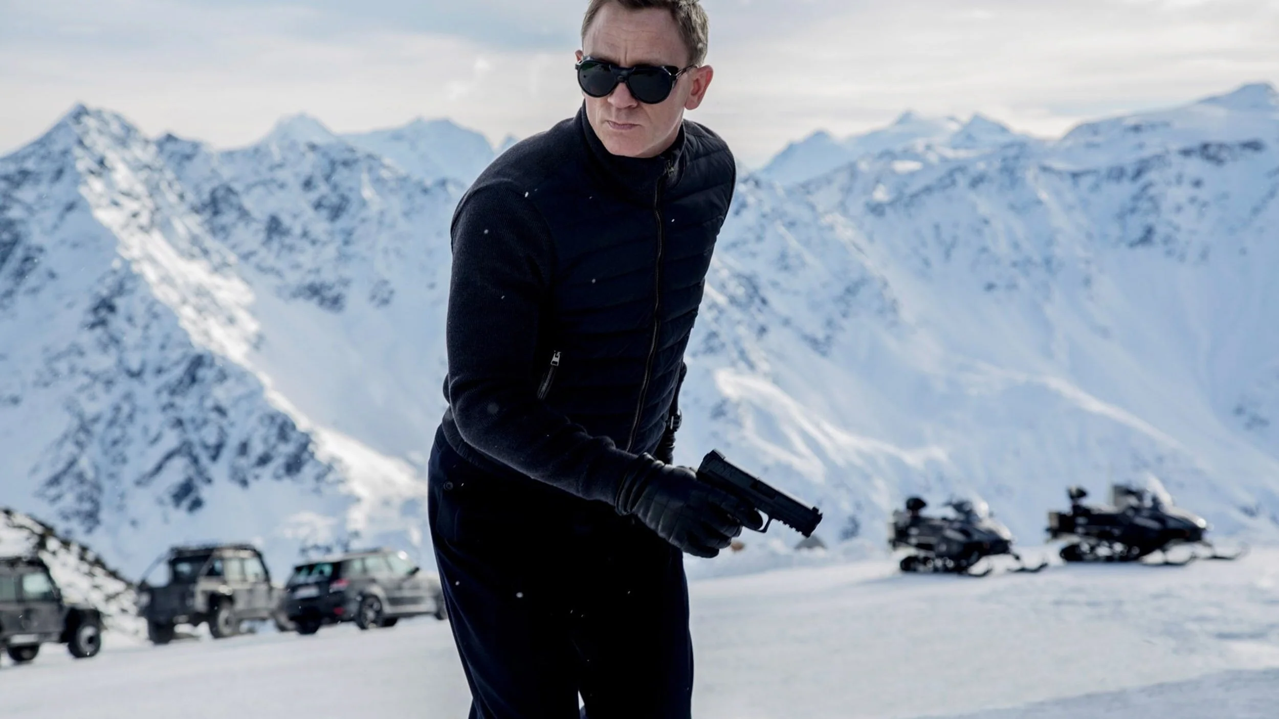 daniel-craig-spectre-james-bond-british-actor-jonathan-olley-unit-film-photography-sam-mendes-director-Heckler-&-Koch-VP9-austria-snow-mountains-solden.jpg