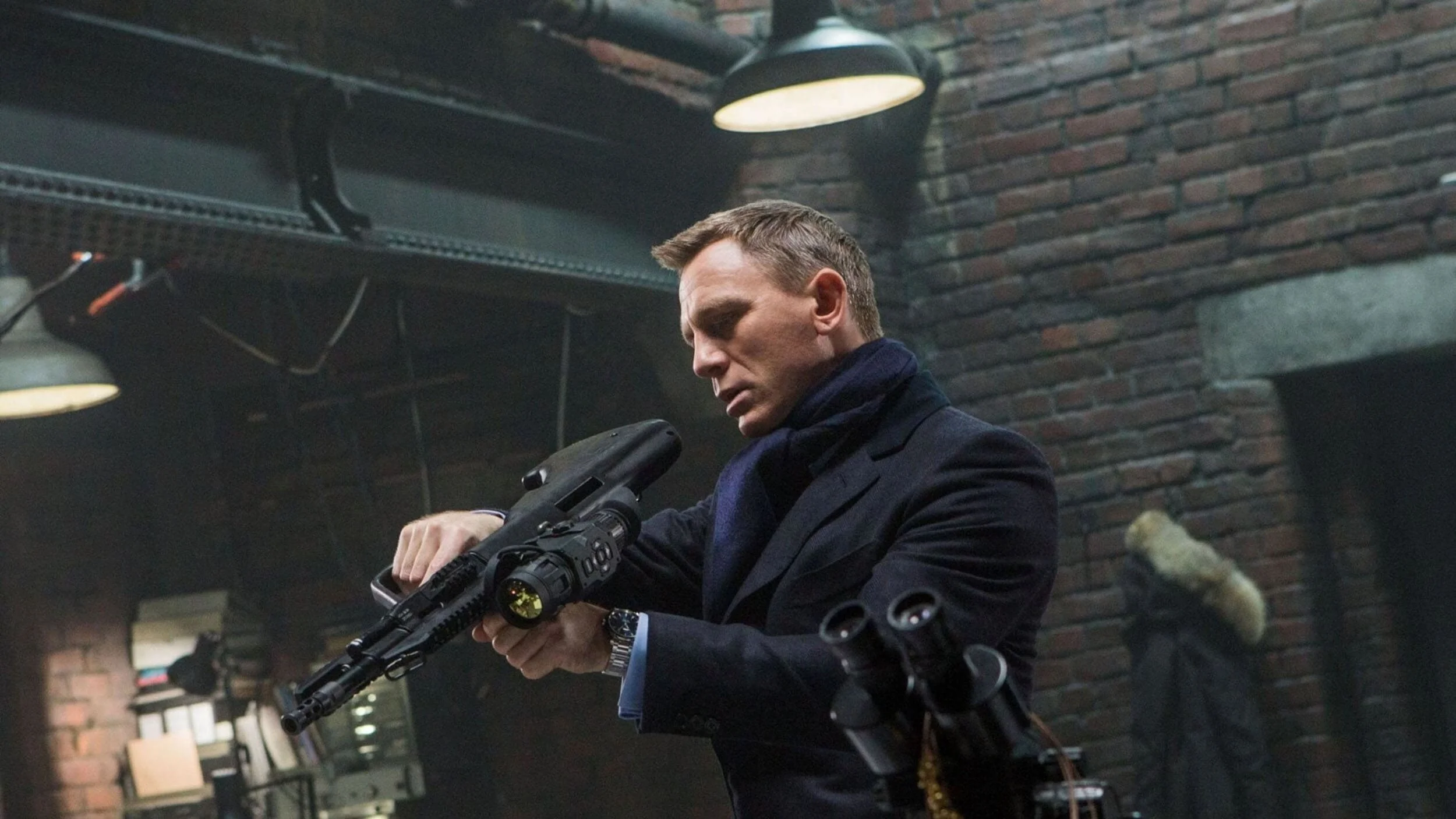daniel-craig-spectre-james-bond-british-actor-jonathan-olley-unit-film-photography-sam-mendes-director-steyr-aug-a3-rifle.jpg