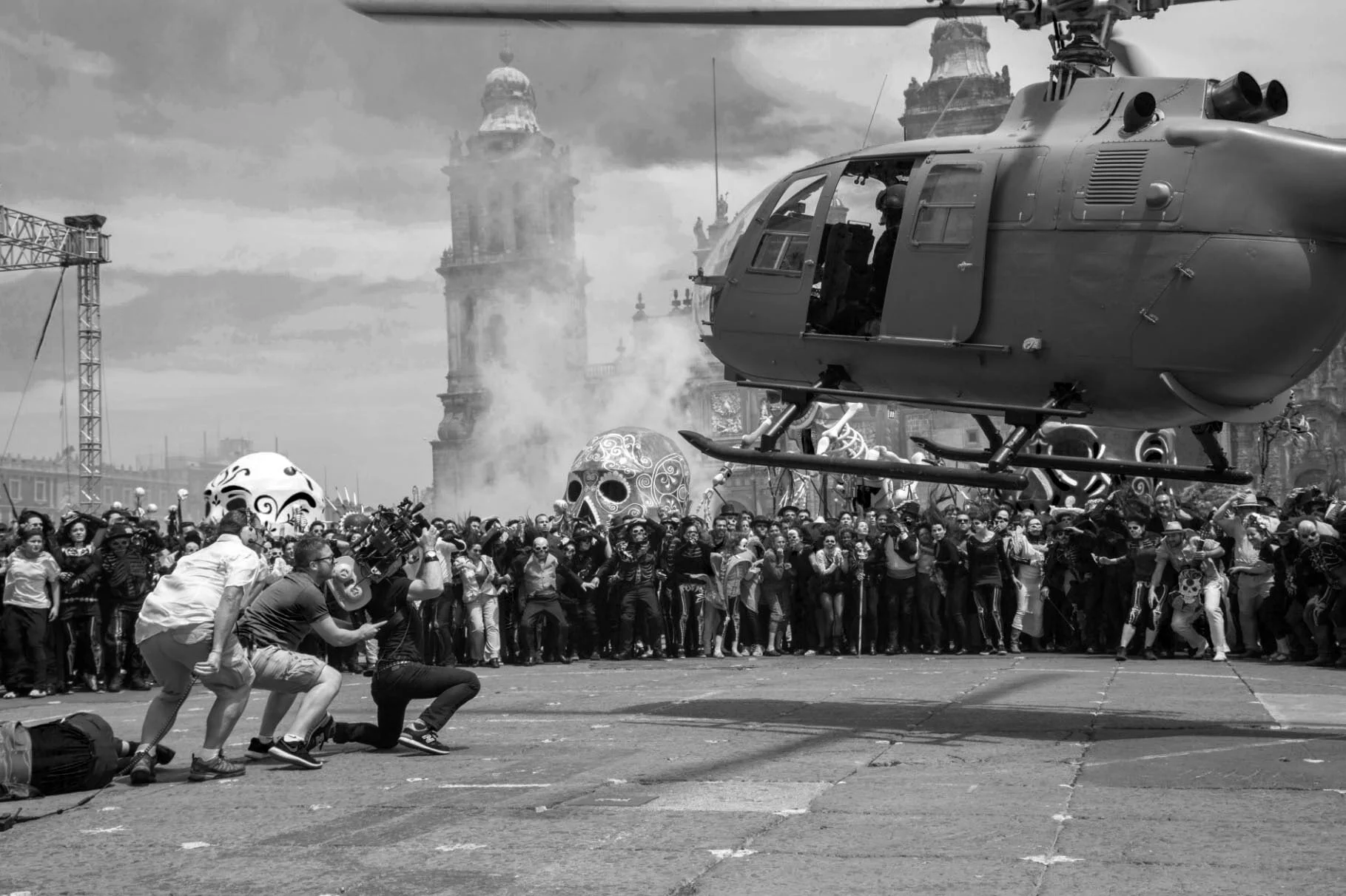 jonathan-olley-james-bond-spectre-bts-behind-the-scenes-helicopter-stunt-tocolo-square-mexico-city-camera-crew.jpg