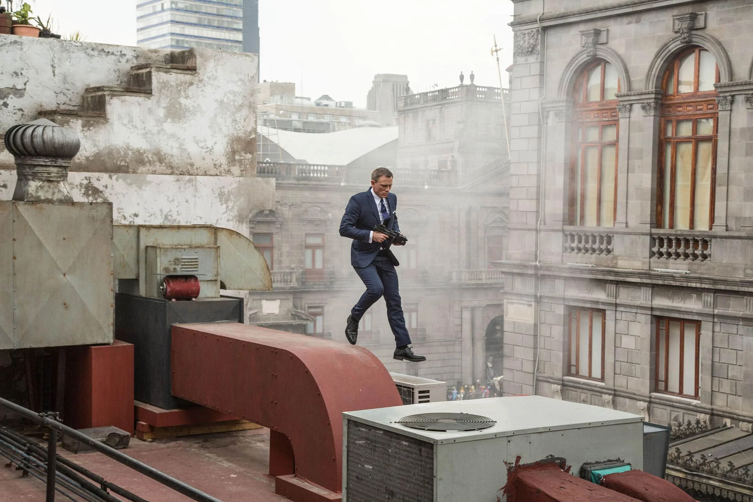 jonathan-olley-james-bond-spectre-daniel-craig-sub-machine-gun-mexico-city-action-unit-movie-still.jpg