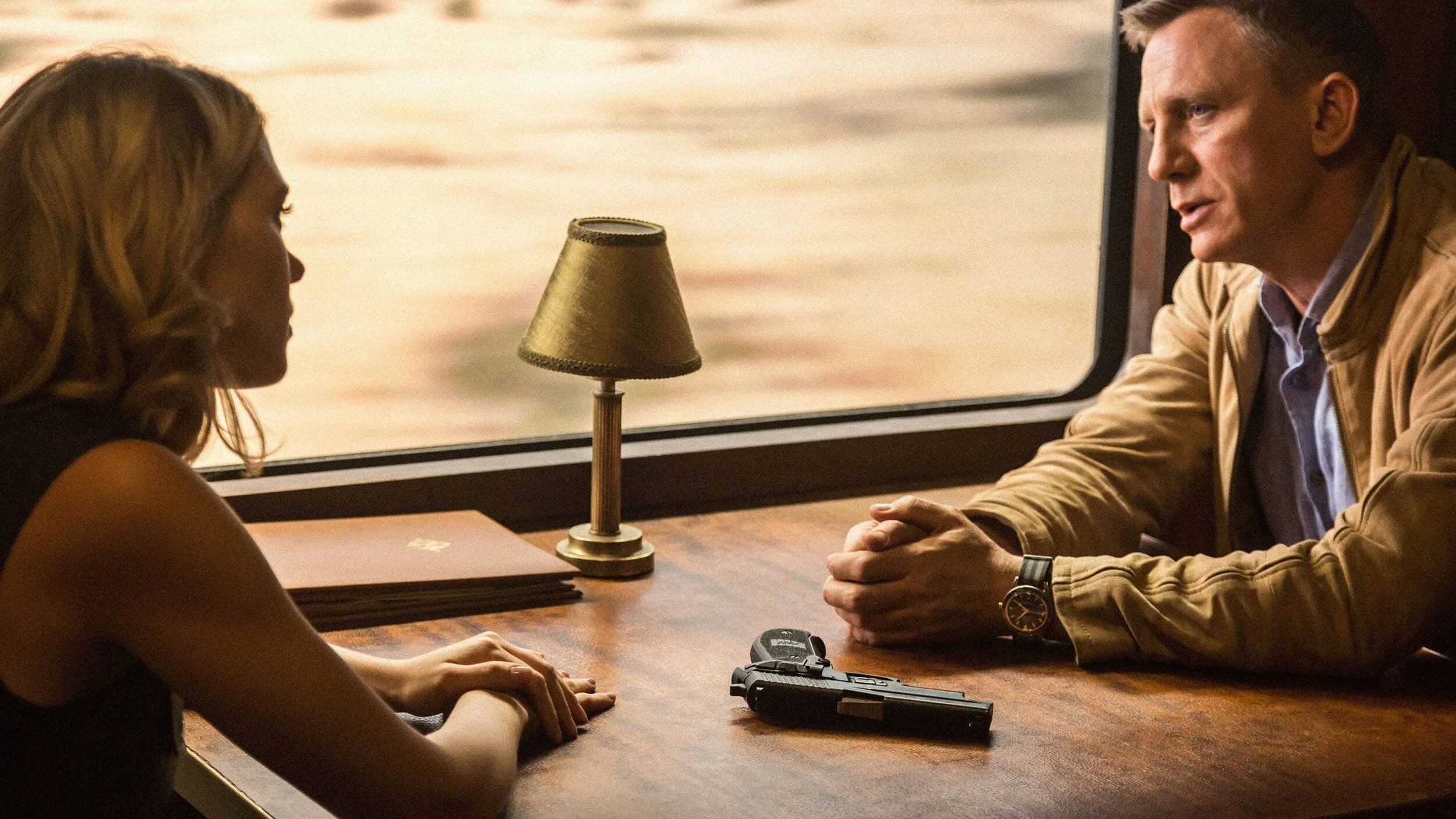 lea-seydoux-madeleine-swann-daniel-craig-spectre-james-bond-girl-woman-french-actor-jonathan-olley-unit-film-photography-sam-mendes-director-daniel-craig-train-sig-sauer-p226r-pistol.jpg