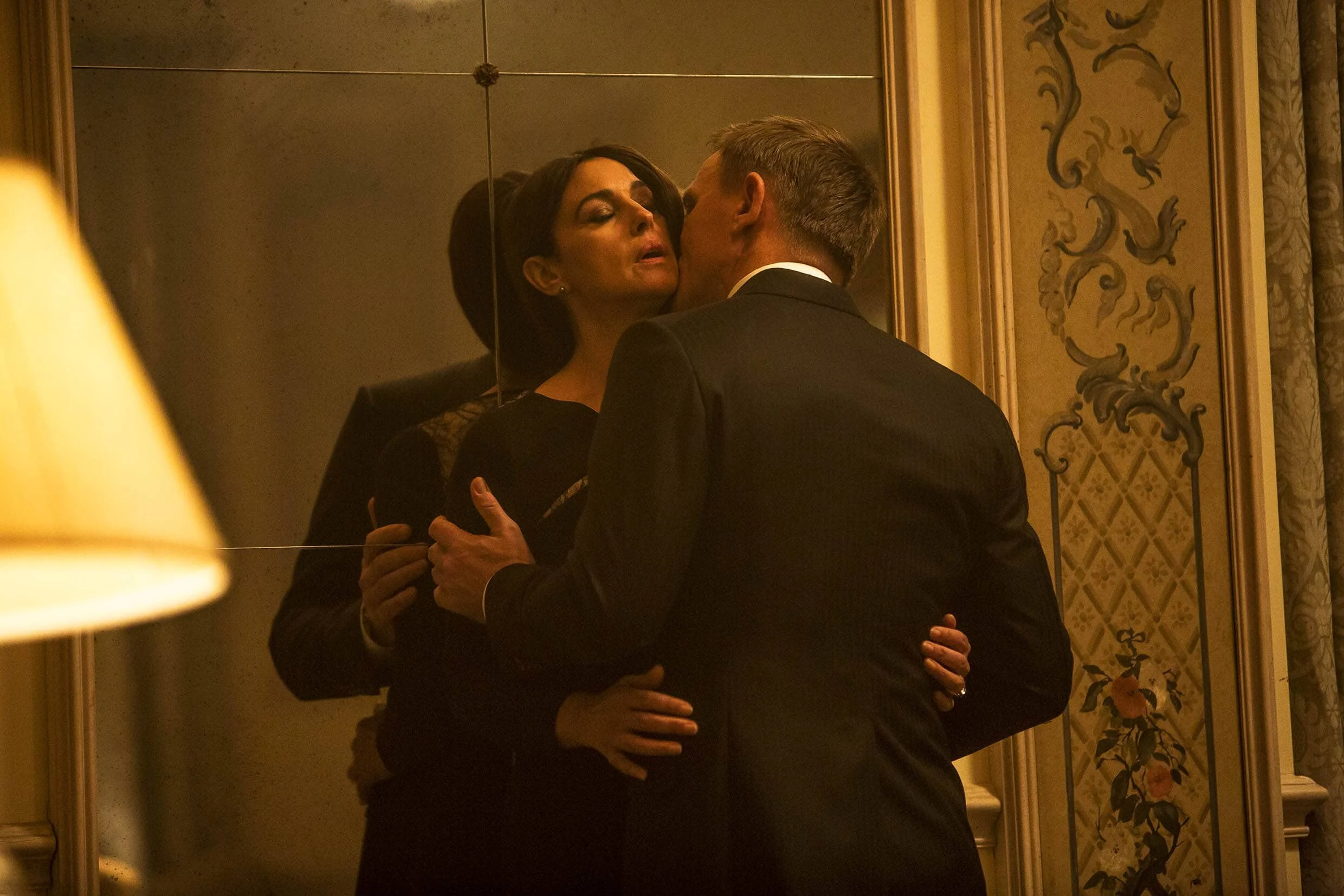 monica-bellucci-lucia-sciarra-daniel-craig-james-bond-spectre-jonathan-olley-unit-still-movie-photography.jpg