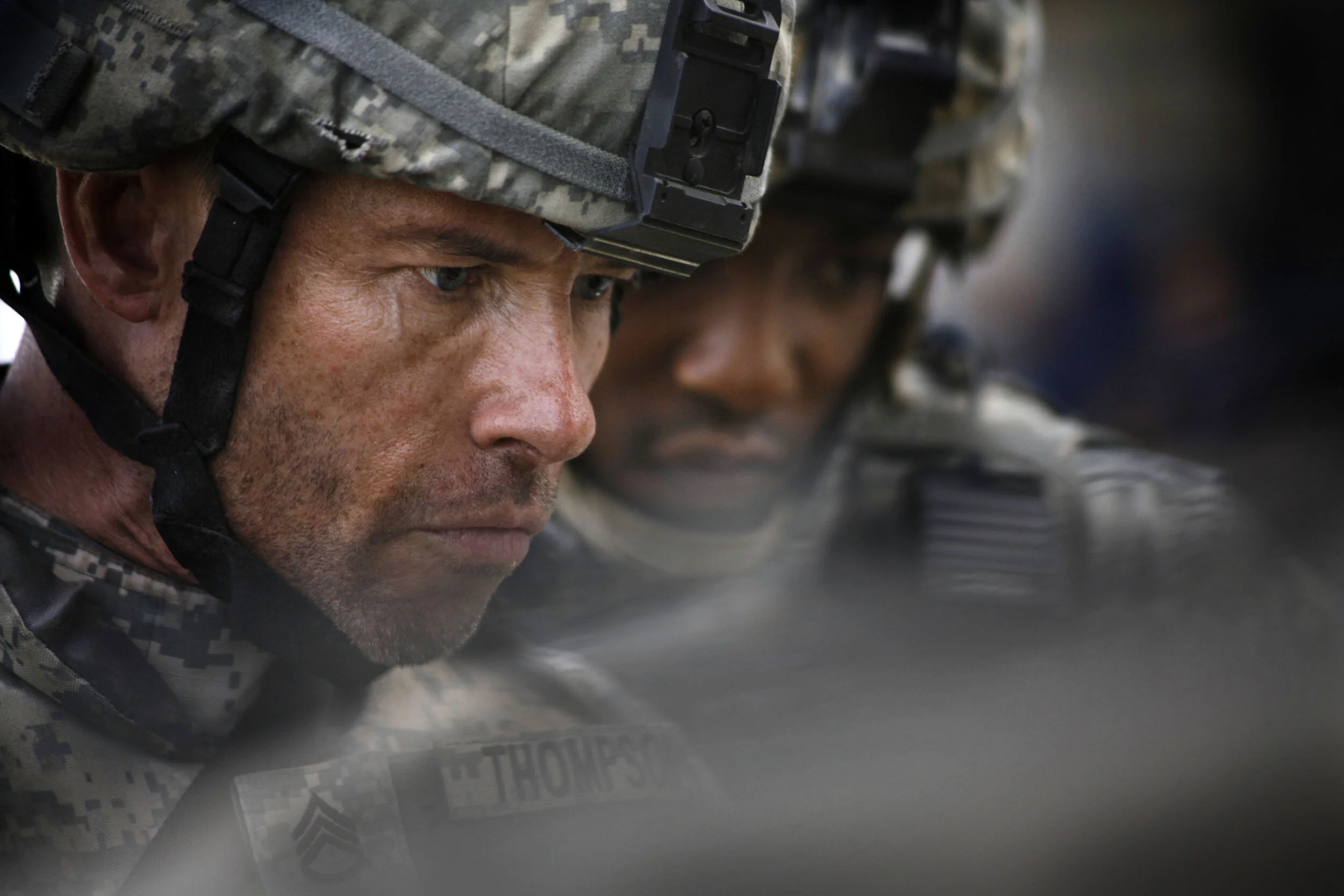 guy-pearce-anthony-mackie-the-hurt-locker-war-action-thriller-oscar-winner-best-picture-kathryn-bigelow-director-jonathan-olley-unit-still-movie-photography.jpg