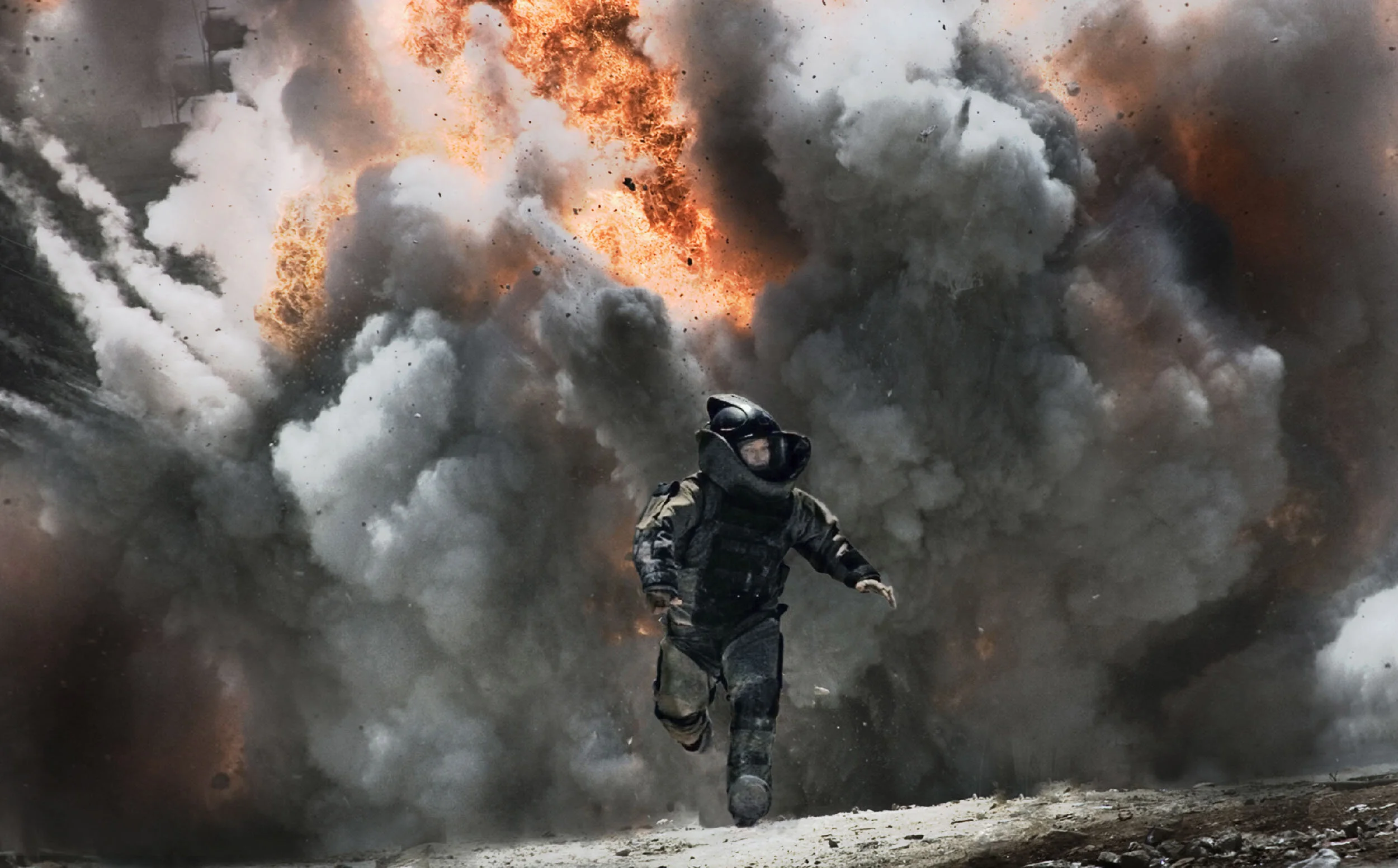 guy-pearce-bomb-suit-man-the-hurt-locker-war-action-thriller-oscar-winner-best-picture-kathryn-bigelow-director-jonathan-olley-unit-still-movie-photography-explosion-eod-uxo.jpg