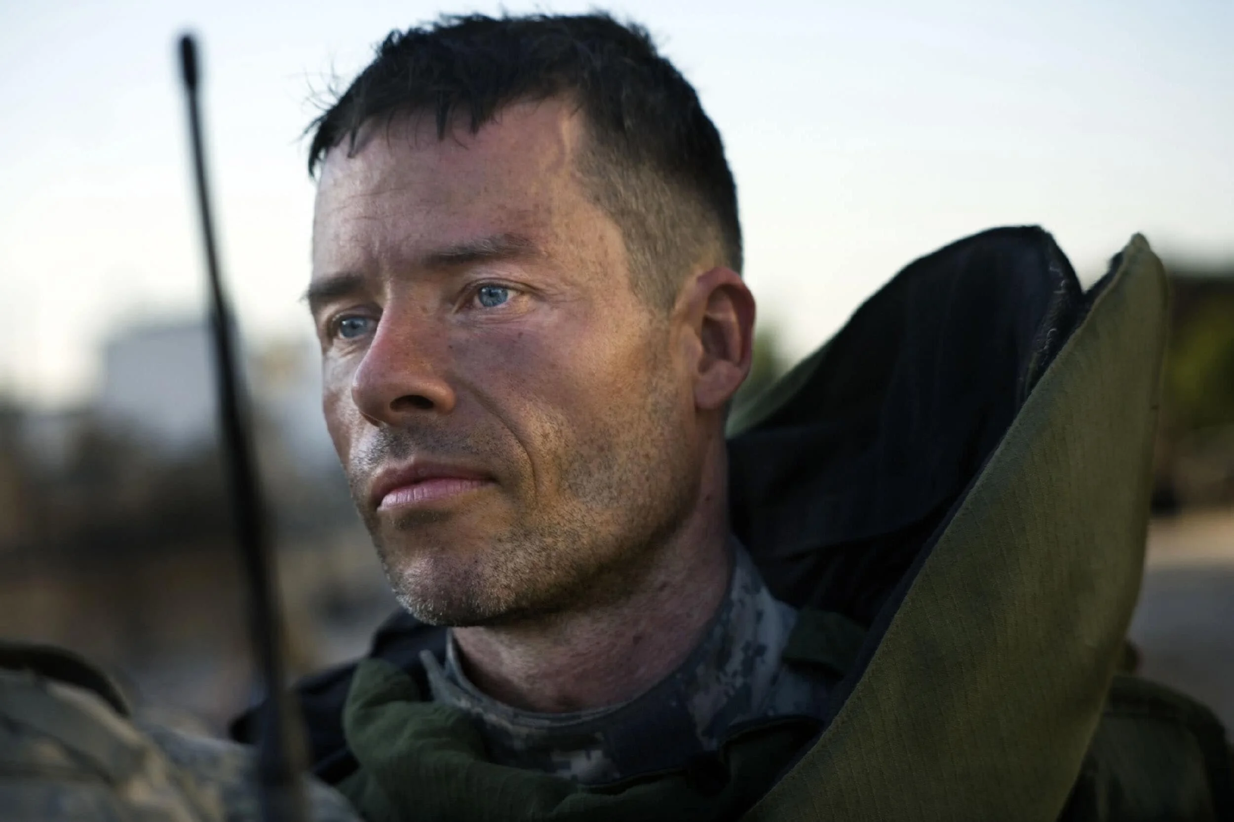 guy-pearce-bomb-suit-man-the-hurt-locker-war-action-thriller-oscar-winner-best-picture-kathryn-bigelow-director-jonathan-olley-unit-still-movie-photography-thehurtlocker.jpg