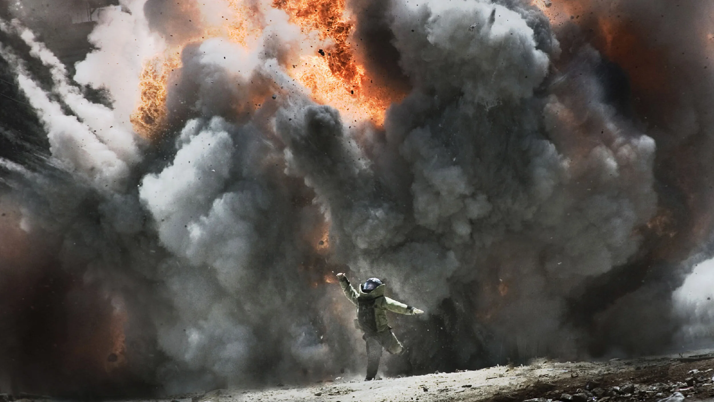 guy-pearce-bomb-suit-man-the-hurt-locker-war-action-thriller-oscar-winner-best-picture-kathryn-bigelow-director-jonathan-olley-unit-still-movie-photography.jpg