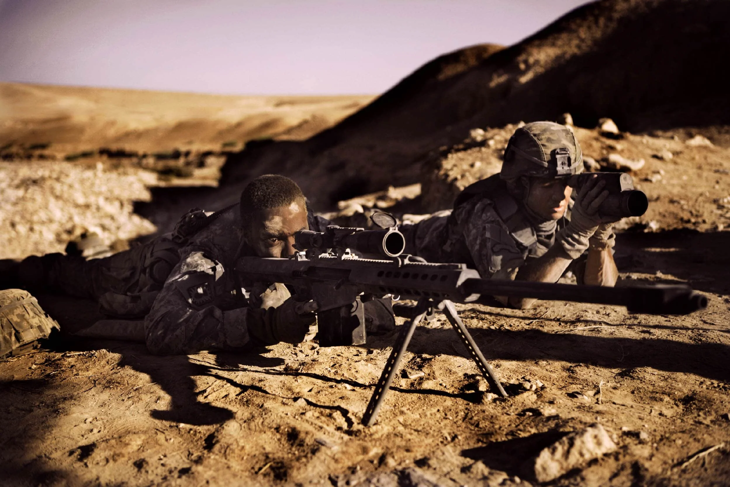 jeremy-renner-anthony-mackie-the-hurt-locker-sniper-barrat-.50-cal-war-action-thriller-oscar-winner-best-picture-kathryn-bigelow-director-jonathan-olley-unit-still-movie-photography.jpg