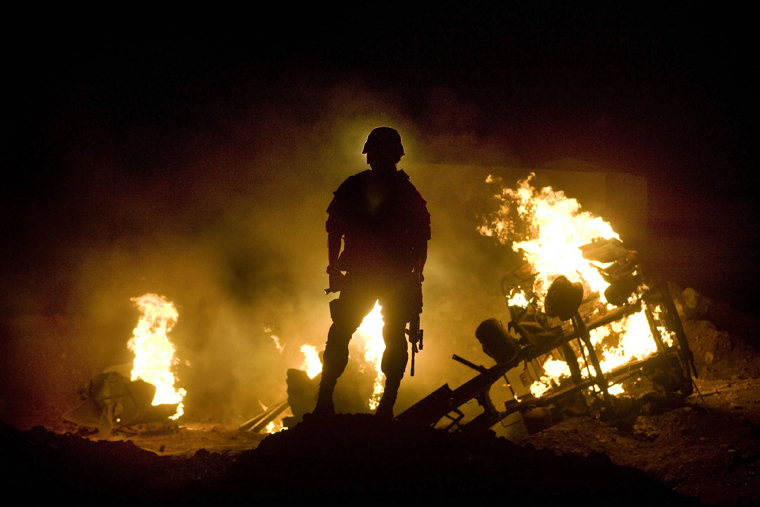 jeremy-renner-the-hurt-locker-war-action-thriller-oscar-winner-best-picture-kathryn-bigelow-director-jonathan-olley-unit-still-movie-photography-iraq-jordan-eod-bomb-burning.jpg