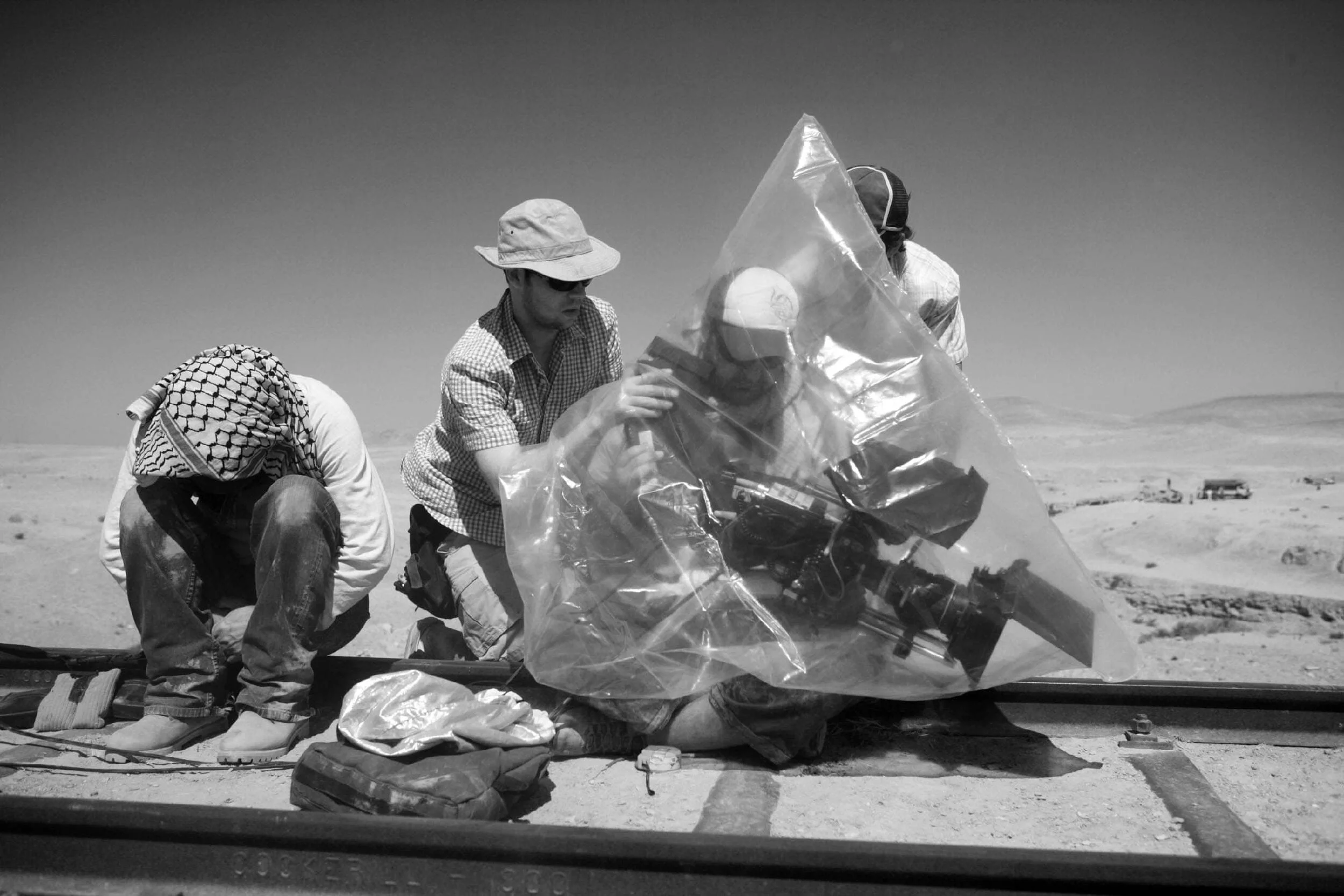olly-driscoll-focus-puller-changing-magazine-desert-dust-heat-crew-behind-the-scenes-the-hurt-locker-war-action-thriller-oscar-winner-unit-still-movie-photography.jpg