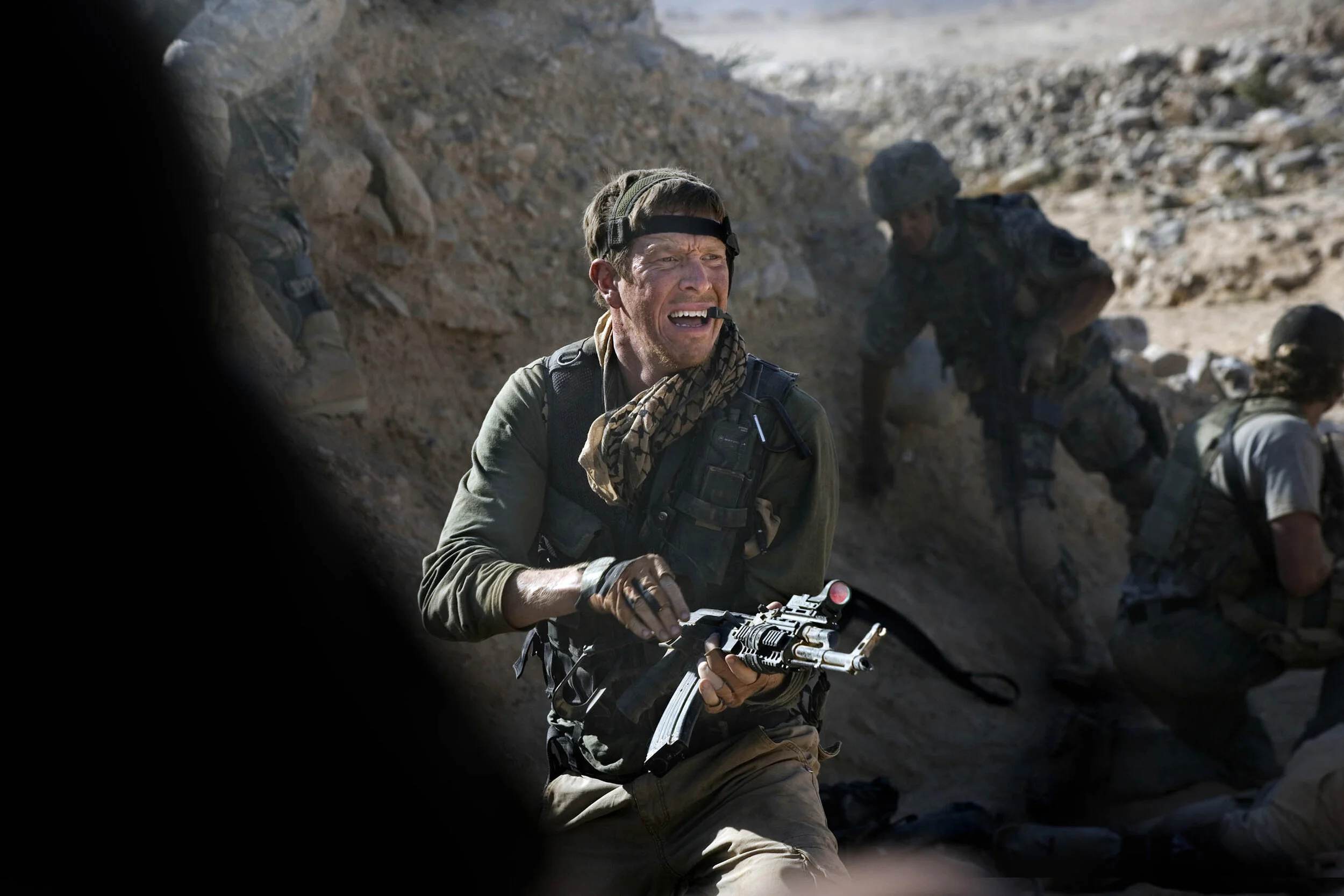sam-spruell-the-hurt-locker-war-action-thriller-oscar-winner-best-picture-kathryn-bigelow-director-jonathan-olley-unit-still-movie-photography.jpg