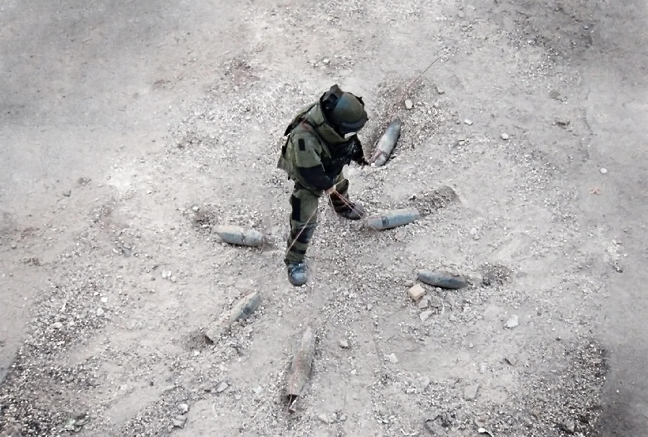 jeremy-renner-bomb-suit-man-eod-uxo-booby-trap-ied-the-hurt-locker-war-action-thriller-oscar-winner-best-picture-kathryn-bigelow-director-jonathan-olley-unit-still-movie-photography.jpg