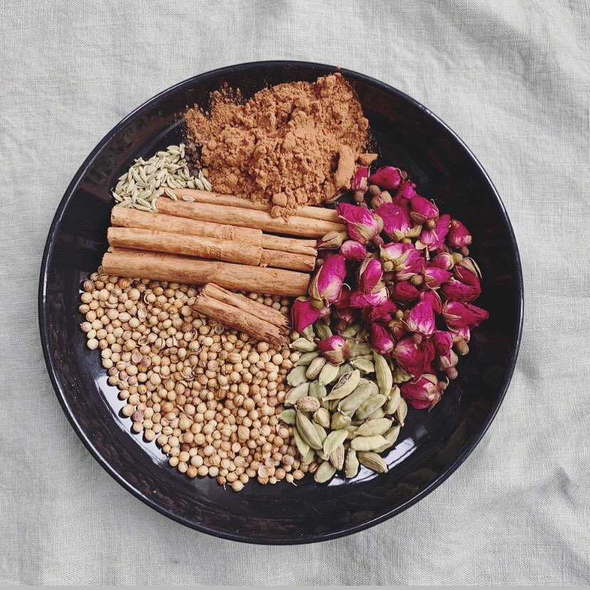 𝐂𝐨𝐧𝐧𝐞𝐜𝐭𝐢𝐨𝐧
⁠
Took time today to create a warming and soothing spice mix blend to add into a morning brew or milk 🥛that boost digestion and calm the nervous system. ⁠
⁠
Creating personalized spice mixes, herbal formulas and teas for clients