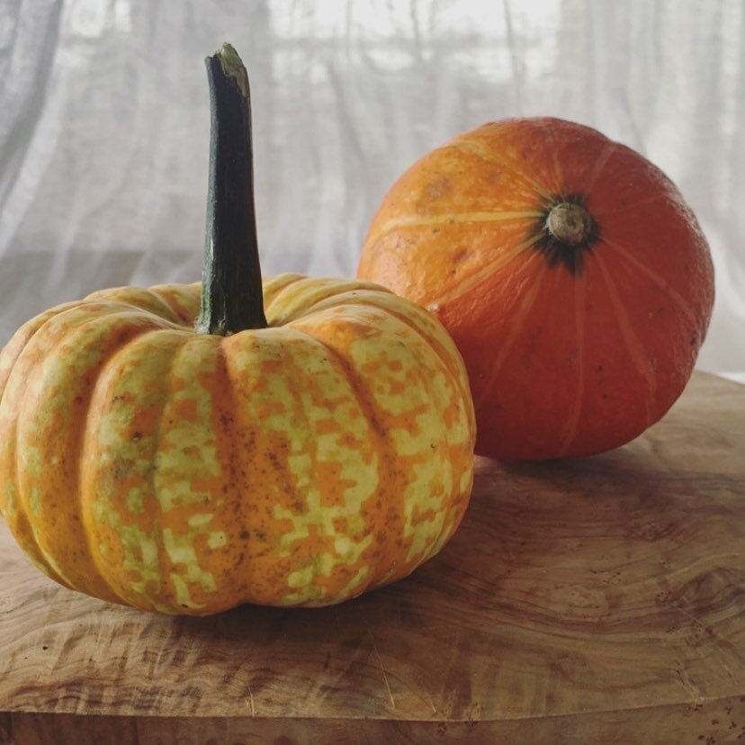 DO YOU EAT SEASONALLY?  How to know 🤷&zwj;♀️ , right? The unlimited food choice in supermarkets can make you lose track of what&rsquo;s in season. 🍅  in December&hellip; why not!⁠
⁠
CHOOSE SEASONAL  foods, &hellip; and why I hear you ask?  They are