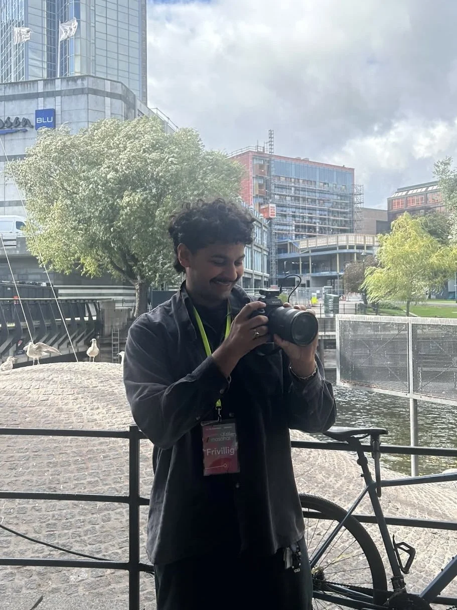 Rian Adam Sadiq er ny kommunikasjonsrådgiver i Fortellersentrum