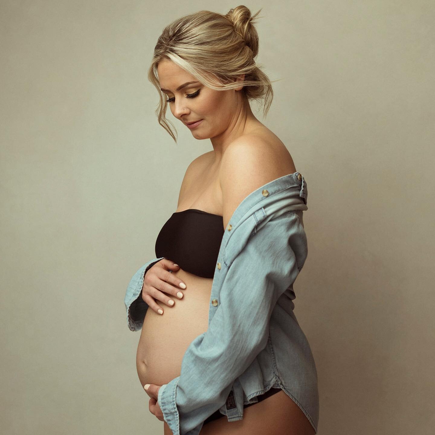 Maternity glam for this beautiful new mama🤍 @alex_snap.13 
📸 @tinaleufotos 

#maternityphotography #maternityglam #maternityphotoshoot #siestakeyhairstylist #siestakeymakeupartist #floridamakeupartist #floridamakeup 
#siestakeybalayage #sarasotahai