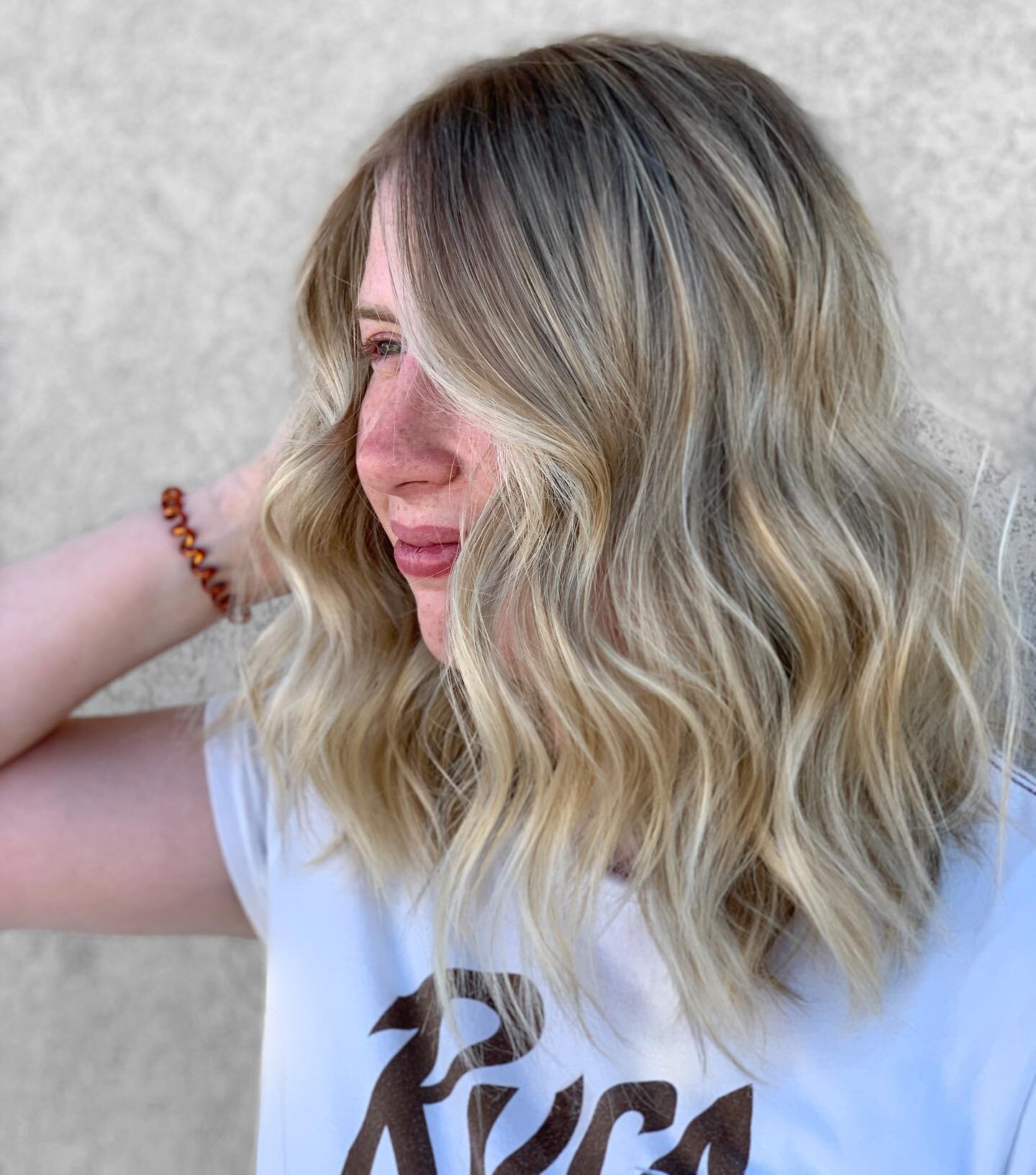 Sandy blonde hair ☀️🐚 #siestakeyhairstylist #sandyblonde #blondespecialist #siestakeymakeupartist 
#siestakeybalayage #sarasotahairstylist
#sarasotabalayage #bradentonhairstylist #bradentonbalayage #sarasotahair #sarasotablonde #tampahairstylist #Ta