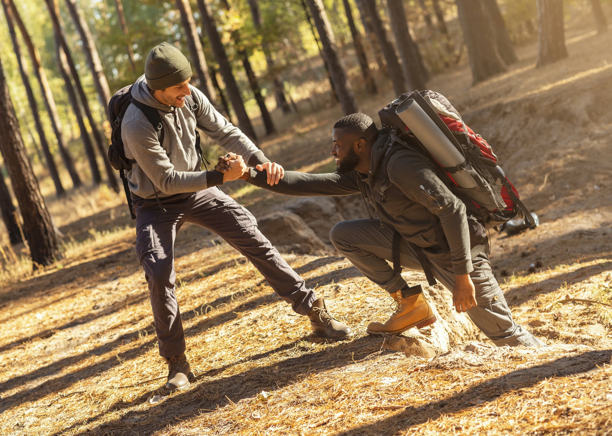 Help another. Помощь другу. Взаимопомощь картинки. Красивые мотивирующие картинки. Помогать друг другу.