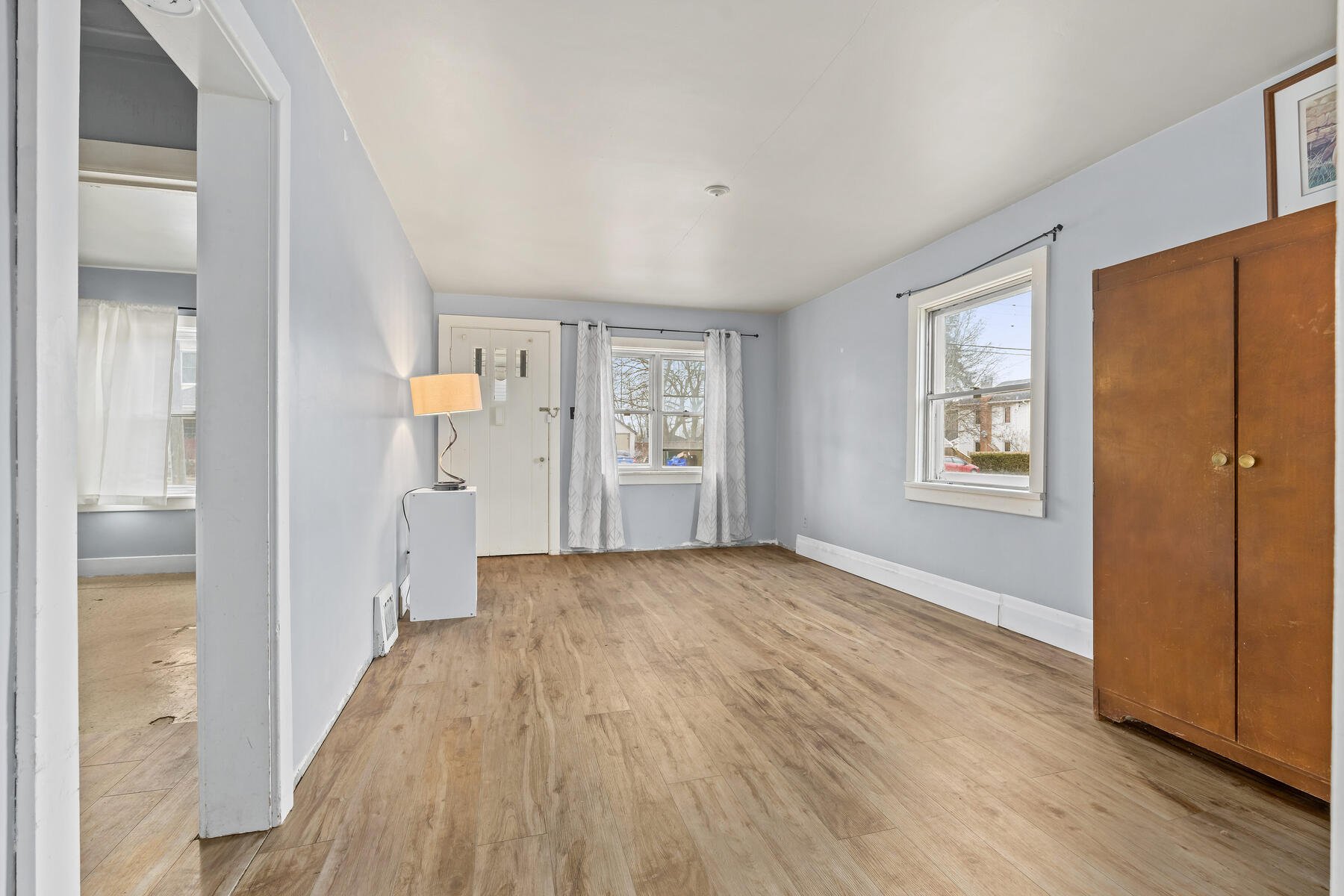 48 King St Halton Hills ON L7G 2G3 Canada-020-015-Living Room-MLS_Size.jpg