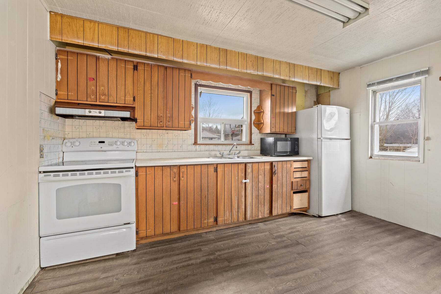 48 King St Halton Hills ON L7G 2G3 Canada-023-008-KitchenEating Area-MLS_Size.jpg