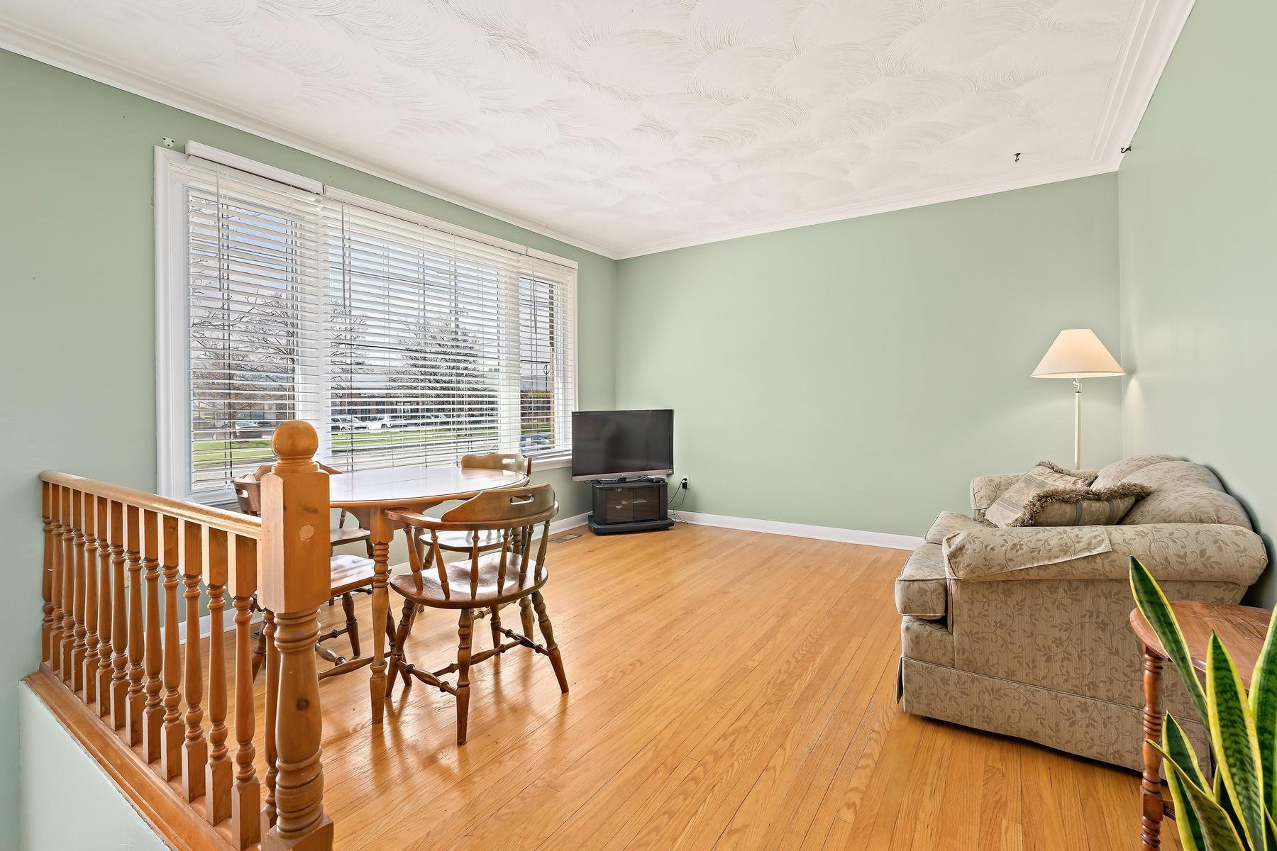 456 Delrex Blvd Halton Hills ON L7G 4J2 Canada-012-035-Living Room-MLS_Size.jpg