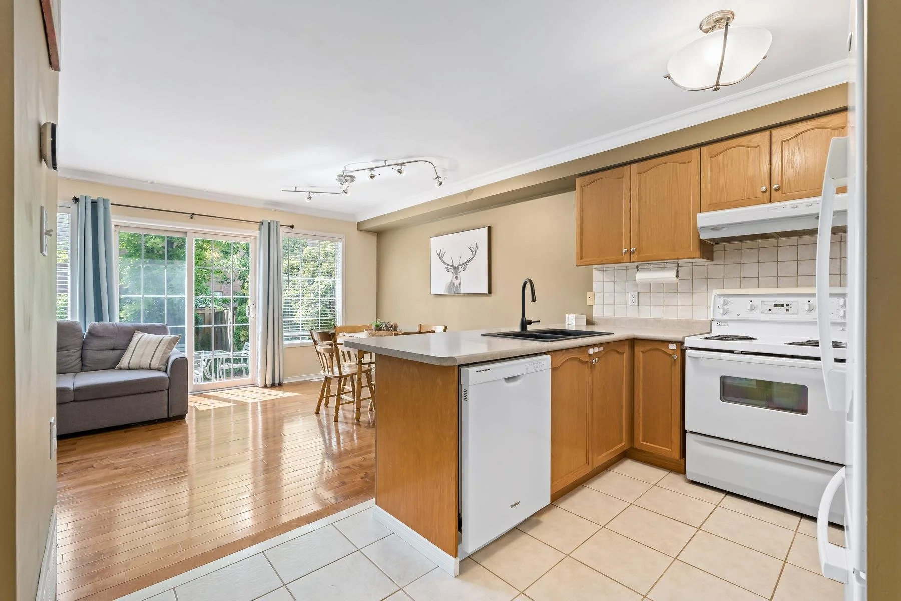 010-016-Kitchen-1900x1200.jpg