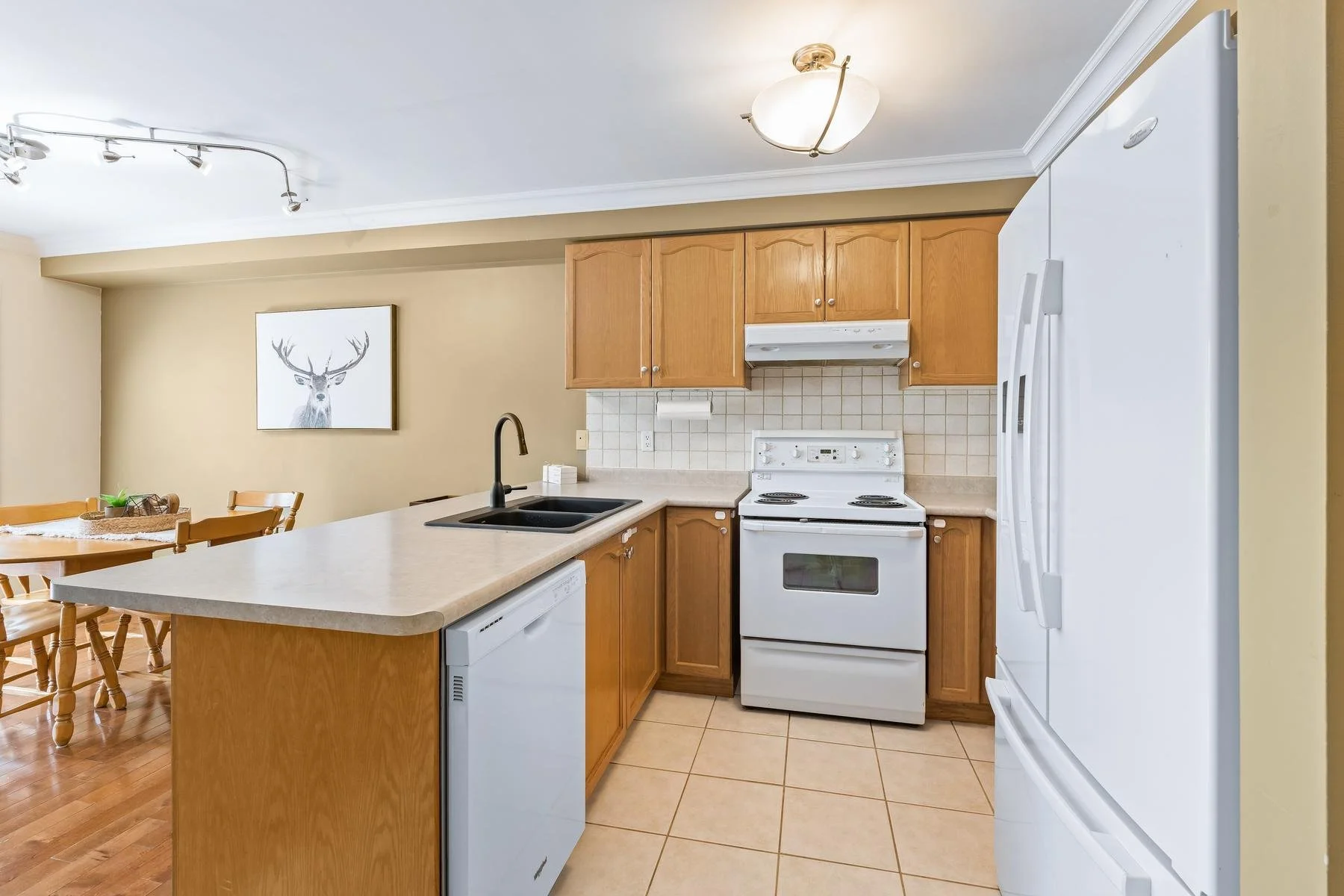 014-011-Kitchen-1900x1200.jpg