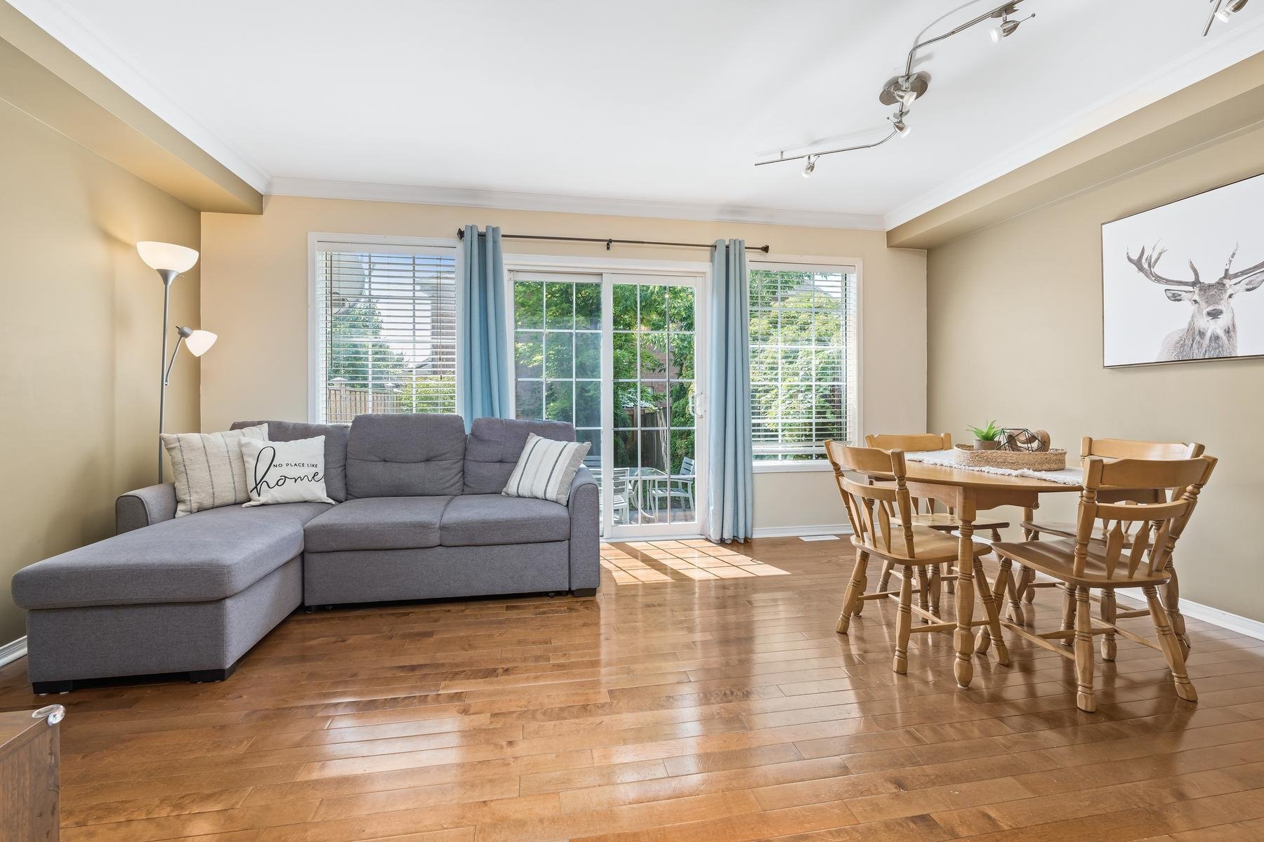 016-023-Living Room-1900x1200.jpg