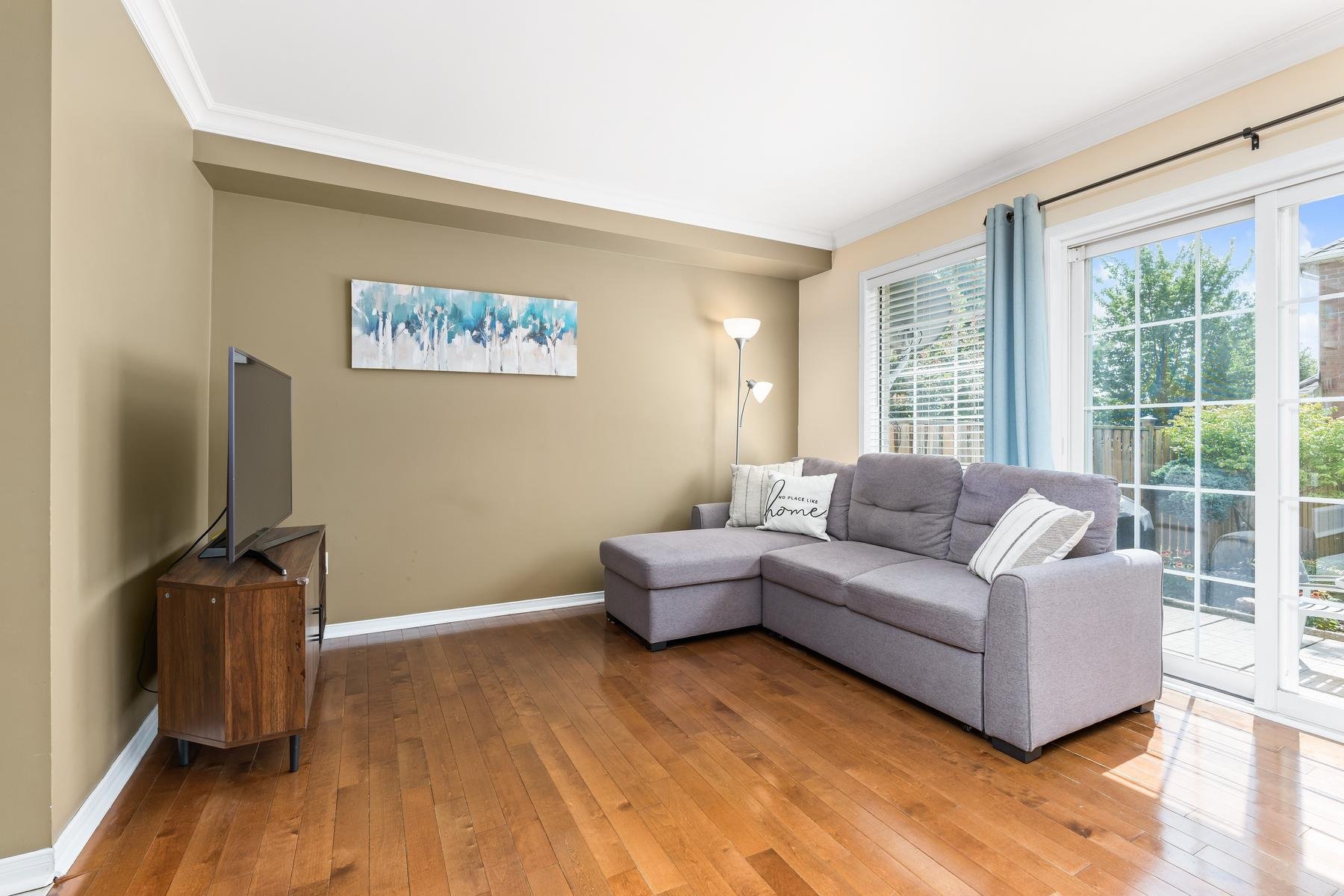 017-010-Living Room-1900x1200.jpg