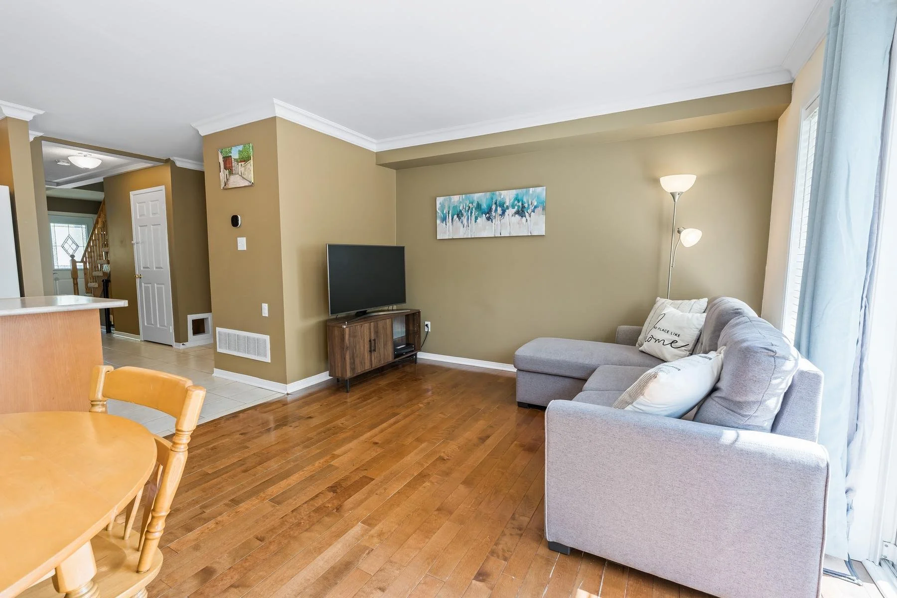 018-012-Living Room-1900x1200.jpg