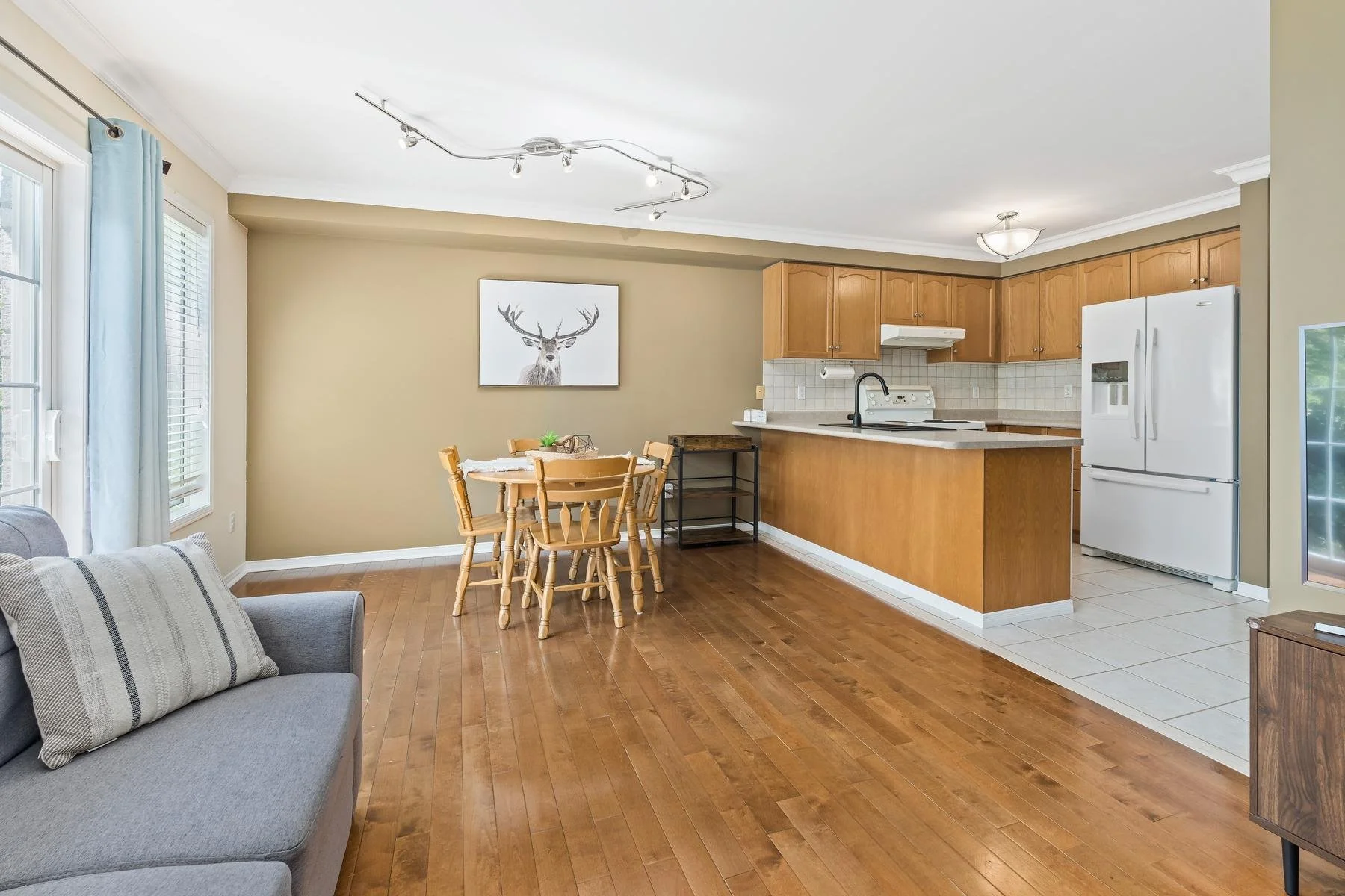 019-015-Living Room-1900x1200.jpg