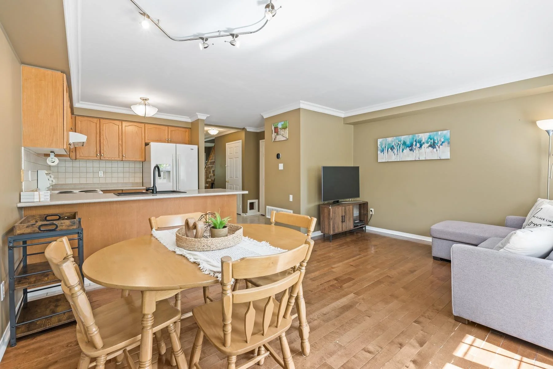 021-017-Eating Area-1900x1200.jpg