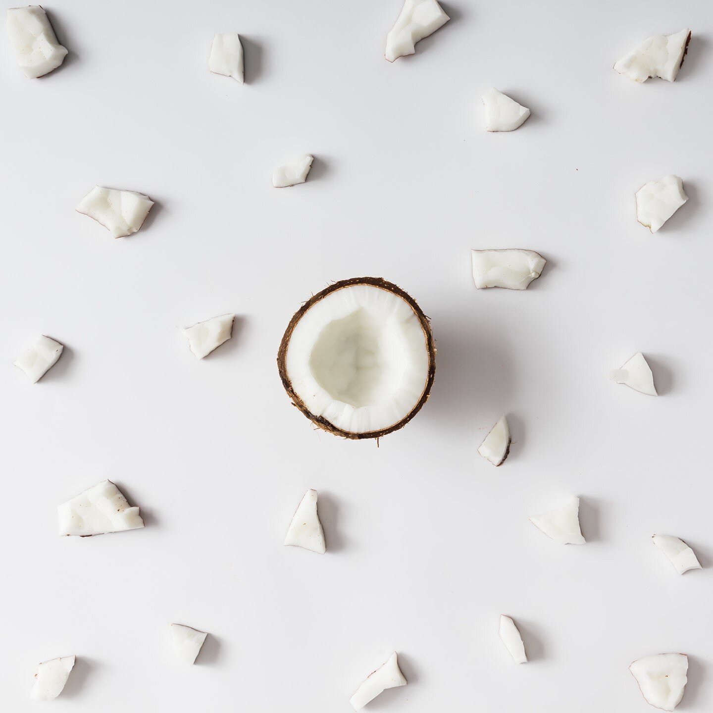 #Ingredientspotlight 🥥 Coconuts are packed with antioxidants that offer many benefits for the skin. It's moisturizing, anti-aging, antibacterial, improves barrier function, and can reduce swelling and inflammation in the skin. Who wouldn't want this