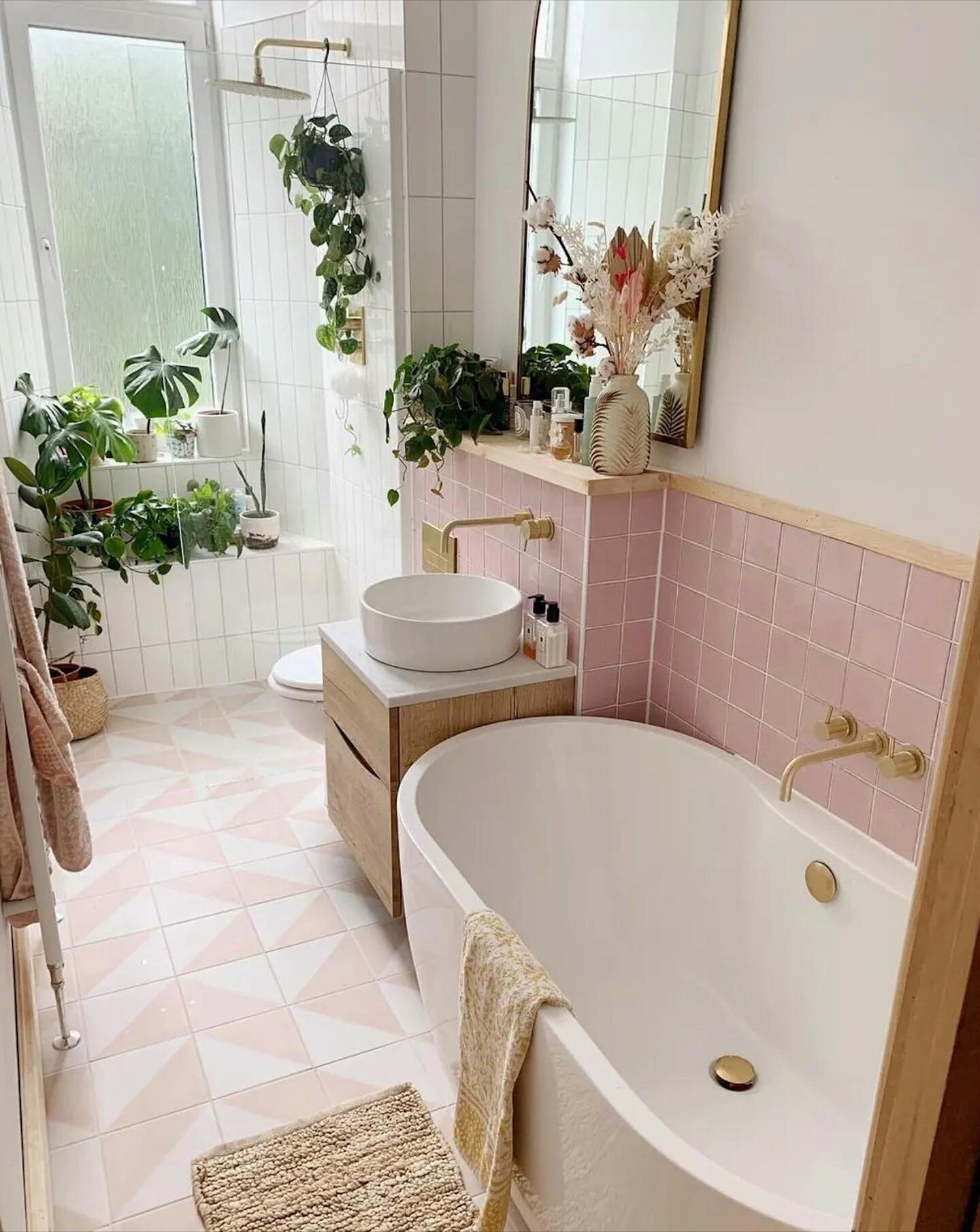 This week's #showergoals is this beautiful pastel pink tiled bathroom decorated with white flowers and green plants. Wishing we were currently soaking in this relaxing tub with our Shower Gel Collection. 🛁 🧖🏼&zwj;♀️🌸

📸: Pinterest 

#showerrouti