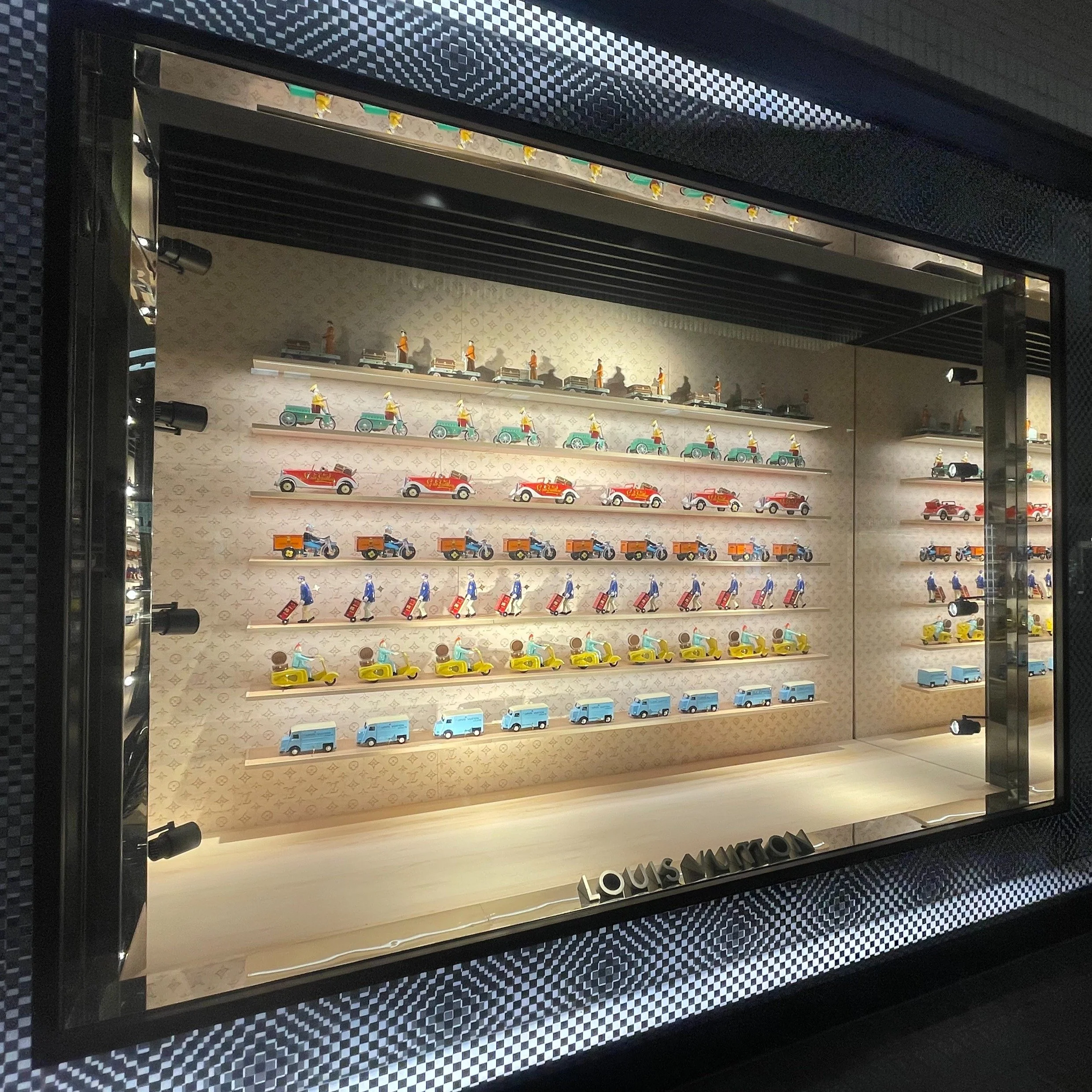 Here's a look at the most recent rollout of @louisvuitton windows that we installed around Texas!

-
Installation by @zeroproductionstx 
-
#artinstallations #installation #visualmerchandising #louisvuitton