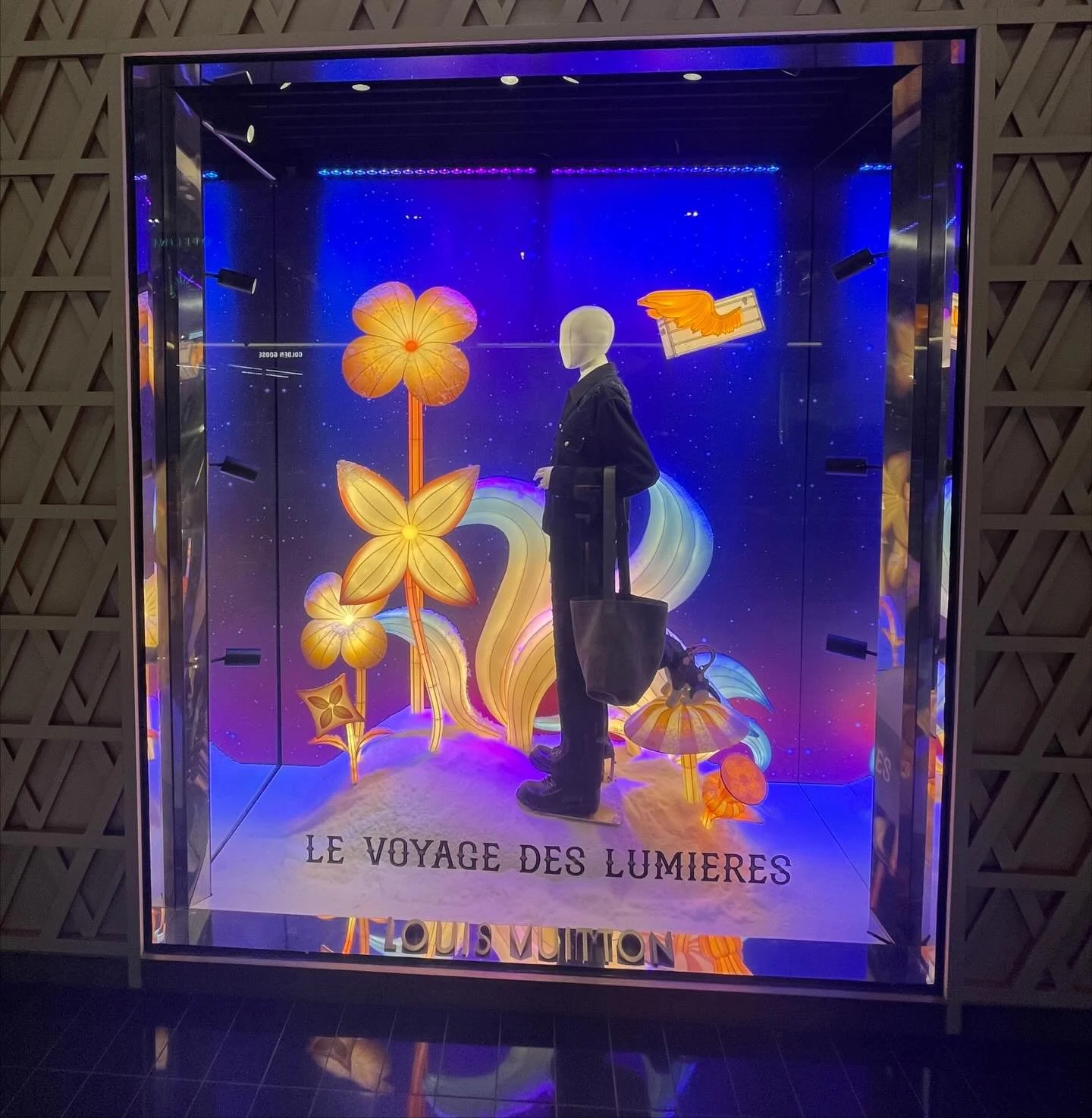 The new Louis Vuitton Windows are up and they&rsquo;re stunning! 
See these glowing lights in person at your nearest Louis Vuitton store

Shoutout to our dedicated and hard-working team of installers. Our crew has done an amazing job this year!!! 
&m