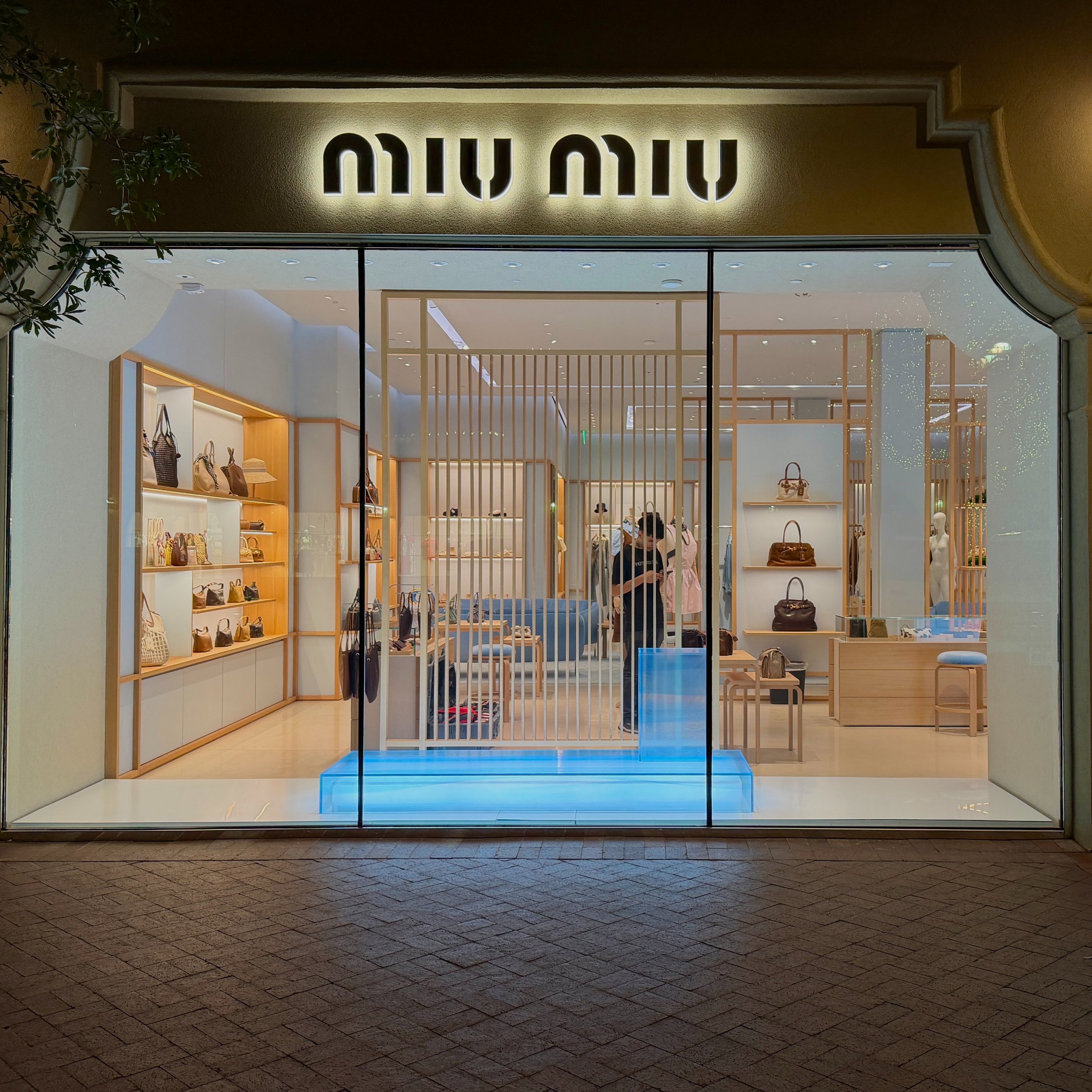 #miumiu light box platforms for the Highland Park Village location!
-
Fabrication and install by: @zeroproductionstx
-
#highlandparkvillage #fabrication #artinstallers #visualmerchandising