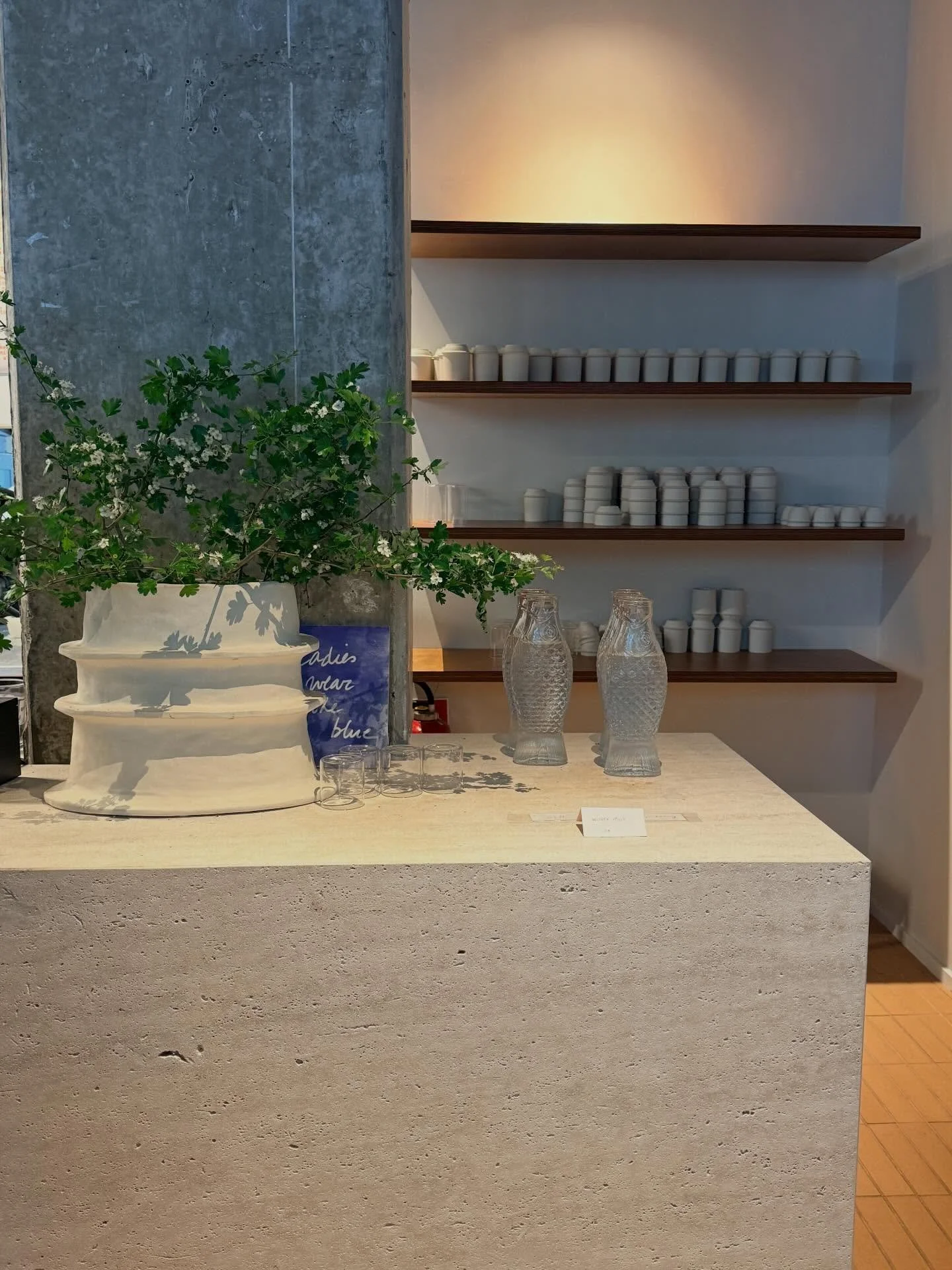 New caf&eacute; alert in #Brussels!!

Bleu, a large and welcoming space with fabulous drinks including two featured specialty beverages, delicious food and some options for those with dietary restrictions!!

Highly recommend @bleubrussels 

#belgium 