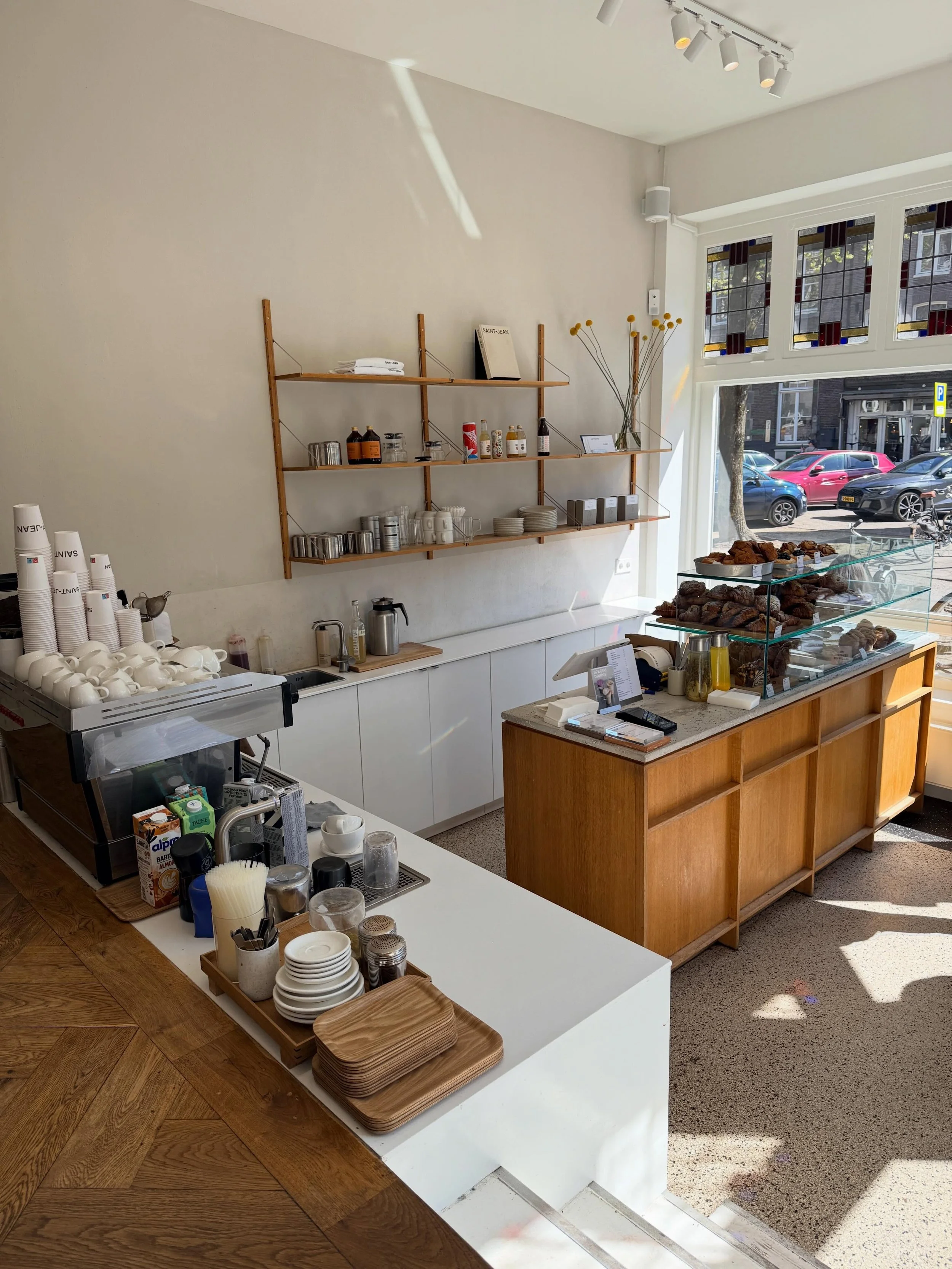 could spend hours hear&hellip;. and yes, it&rsquo;s all vegan

#cutecafe #caf&eacute; #vegantreats #amsterdam