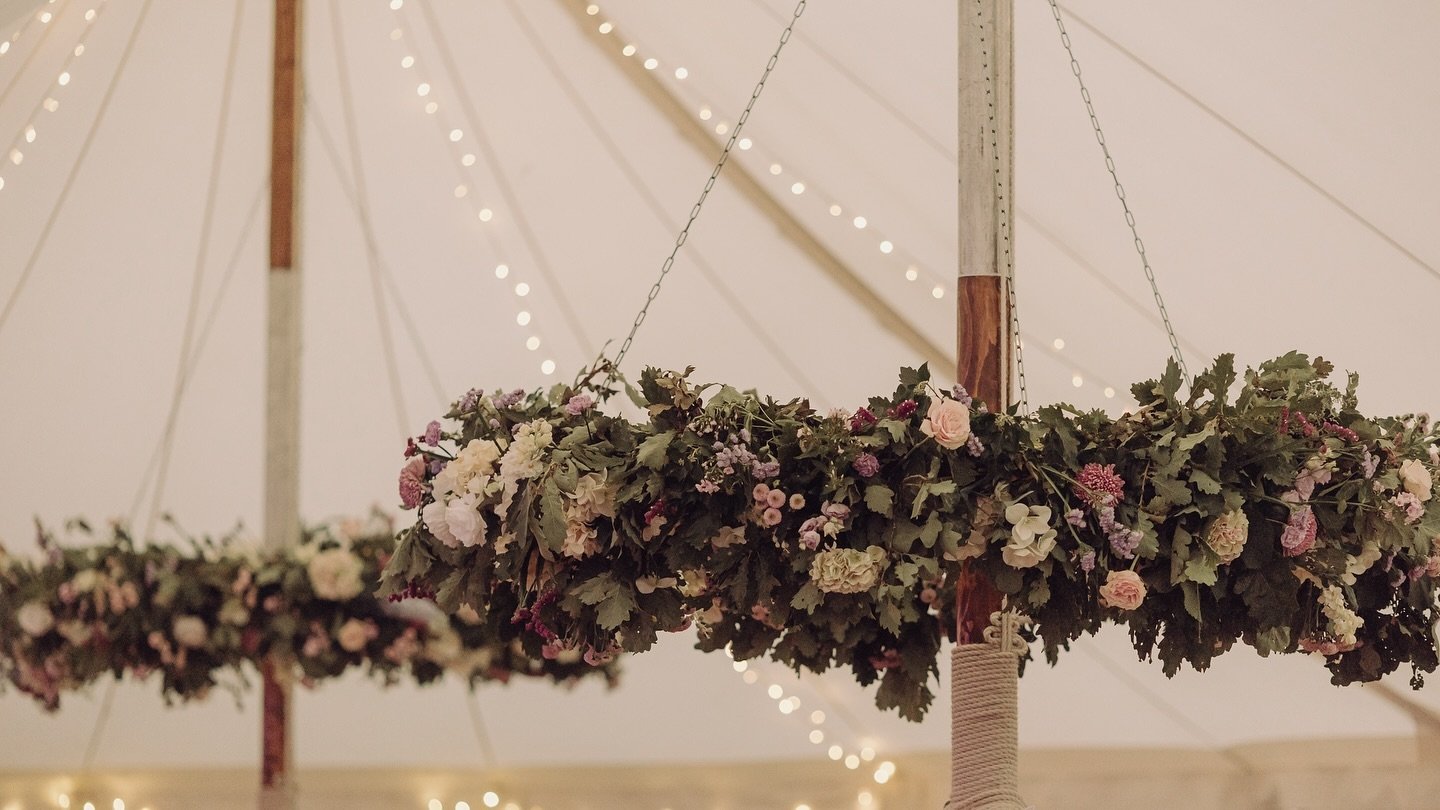 Look no further if you&rsquo;re thinking about ways to enhance the interior of your wedding marquee! 

The team at @campbellsflowers certainly know how to adorn a hoop or 2 - adding pops of colour amongst lush greens, creating beautiful floral instal