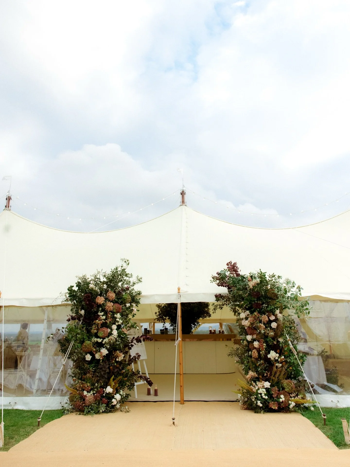 There&rsquo;s no finer welcome for your family and friends than a breathtaking entrance framed in beautiful blooms 🫶🏻

WOW your guests with bold, textural flowers and foliage like this incredible statement piece created by @edwinaloweflorals for G&