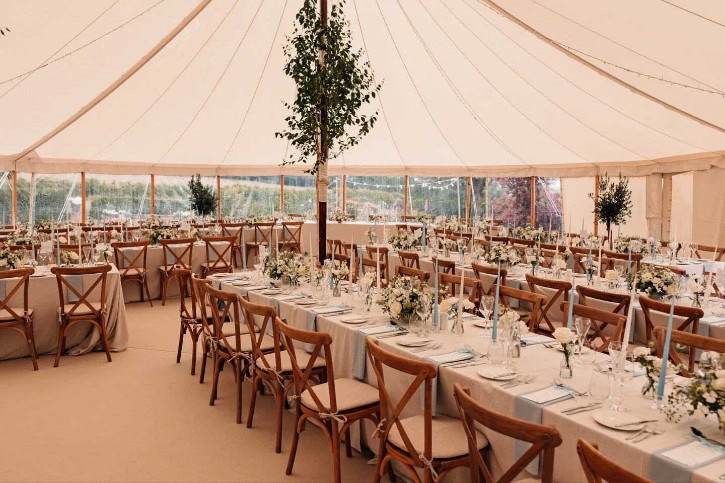 Soft blues, lush greens, wildflowers and the dreamiest details for V&amp;R&rsquo;s beautiful day back in June 💙

📸 @abbie_sizer_photography 

Team - 

@thecanvastentco 
@abbie_sizer_photography 
@issyandbella 
@thecornerstonekitchen 
@virginiasfurn