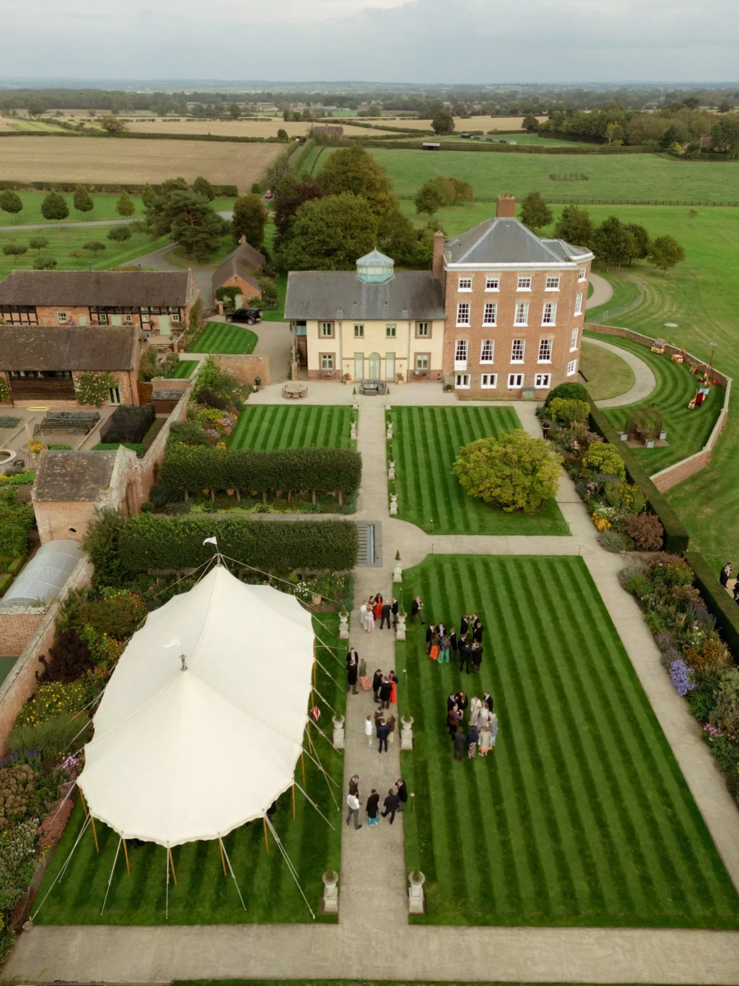 Nothing sets the tone quite like a relaxed drinks reception on the lawn 🥂

📸 @paulandnanda 
📖 @fabuloustogether 

Team - 

@thecanvastentco
@fabuloustogether 
@paulandnanda 
@edwinaloweflorals 
@wildgarliceventcatering 
@richardsonvideo 
@vivid_ba