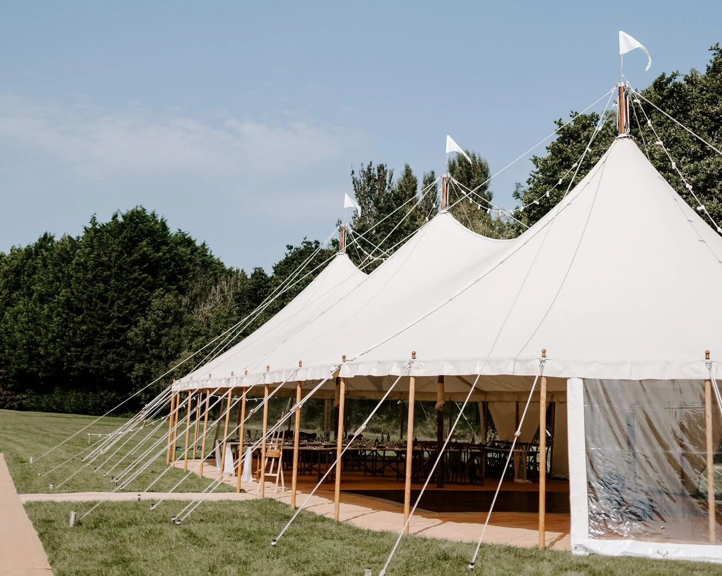 Blue skies, open sides &amp; good vibes only ✌🏻☀️

Our 9m x 23m marquee is perfect for those smaller guest numbers - keeping the atmosphere intimate without compromising on space for dining, drinks &amp; dancing 💫

📸 @opperhillphotography 

#theca