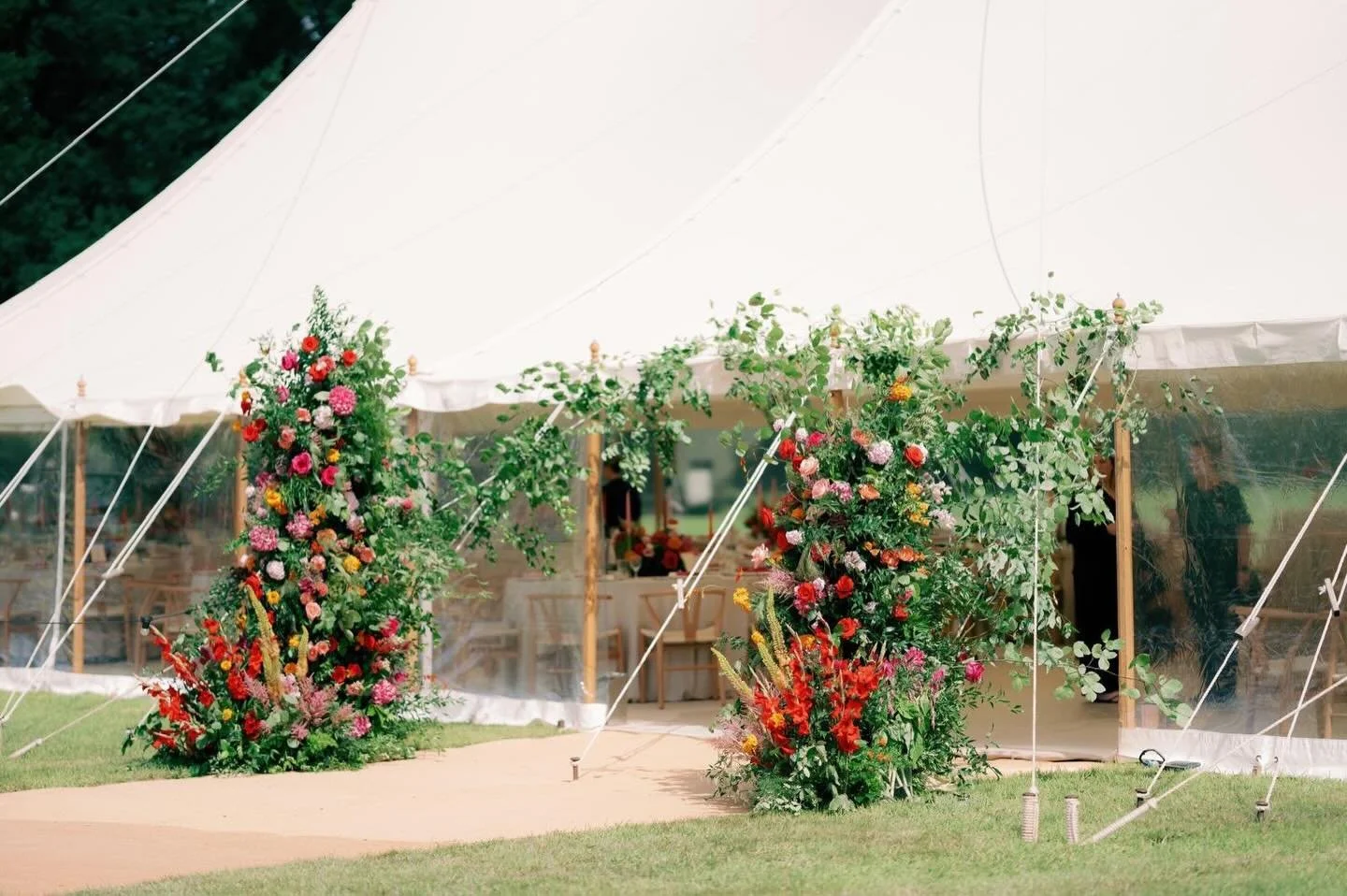 Cue the dramatic entrance ✨

We love to collaborate with your suppliers and to create something truly memorable with your florists, planners and stylists transforming our marquees both inside and out 🌹

📸 @camillajoyphotography 
📖 @lmjweddingplann