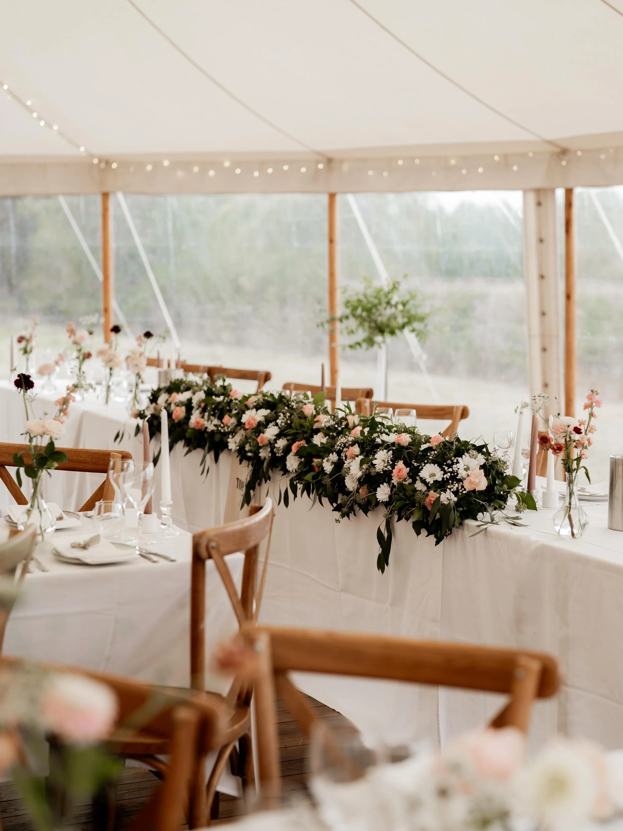 Sometimes less is more ✨ 

Soft pink details &amp; lush greenery by the wonderful @wildfloraldesign created the most beautiful impression inside this dreamy wedding marquee last September 🌿

📸 @charlotteboswellphotography 

#thecanvastentco #marque