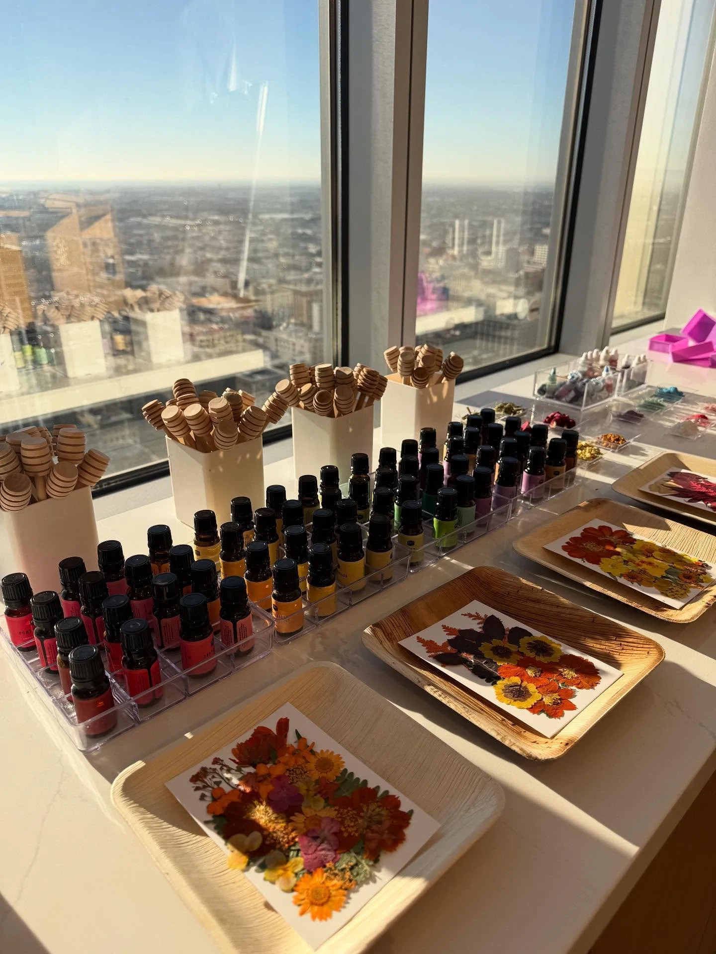 The vibes and views were immaculate for yesterday’s corporate wellness event at @dwtlaw in downtown LA. We spent the morning soap making with an amazing team. A little creativity, a lot of laughter, and the best skyline backdrop. As you can see
