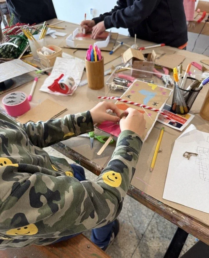 You do NOT need expensive robotics kits to teach movement and mechanisms ⁠
⁠
Bottle caps + brads + rubber bands + paper clips can become:⁠
-wheels⁠
-hinges⁠
-spinning parts⁠
-moving prototypes⁠
⁠
These simple materials help kids explore motion, cause