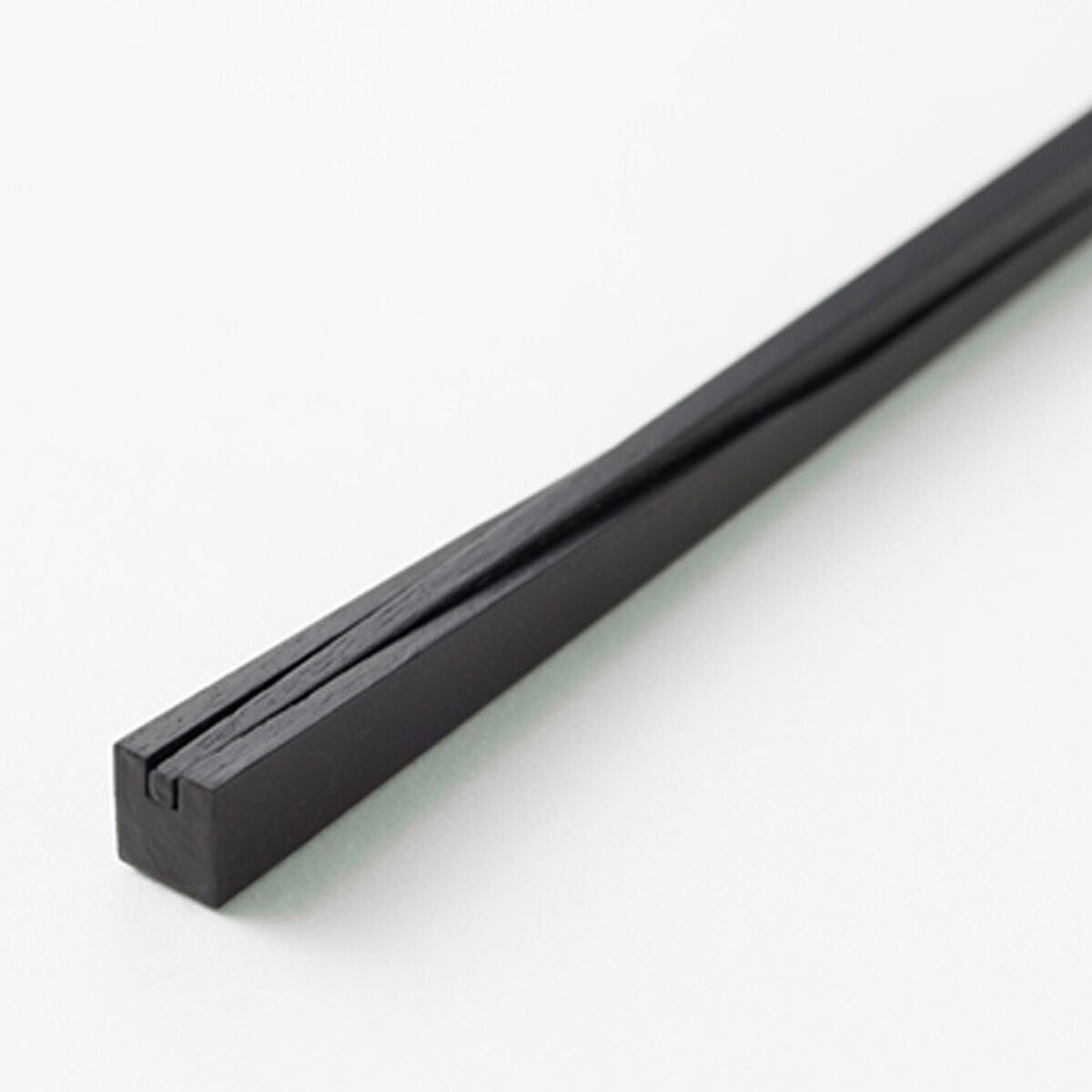 The successor to their helix-shaped &lsquo;Rassen&rsquo; chopsticks, the Kamiai chopsticks by Japanese studio Nendo offers a new self-nesting solution that includes the use of small, embedded magnets and continues the theme of conjoining the individu